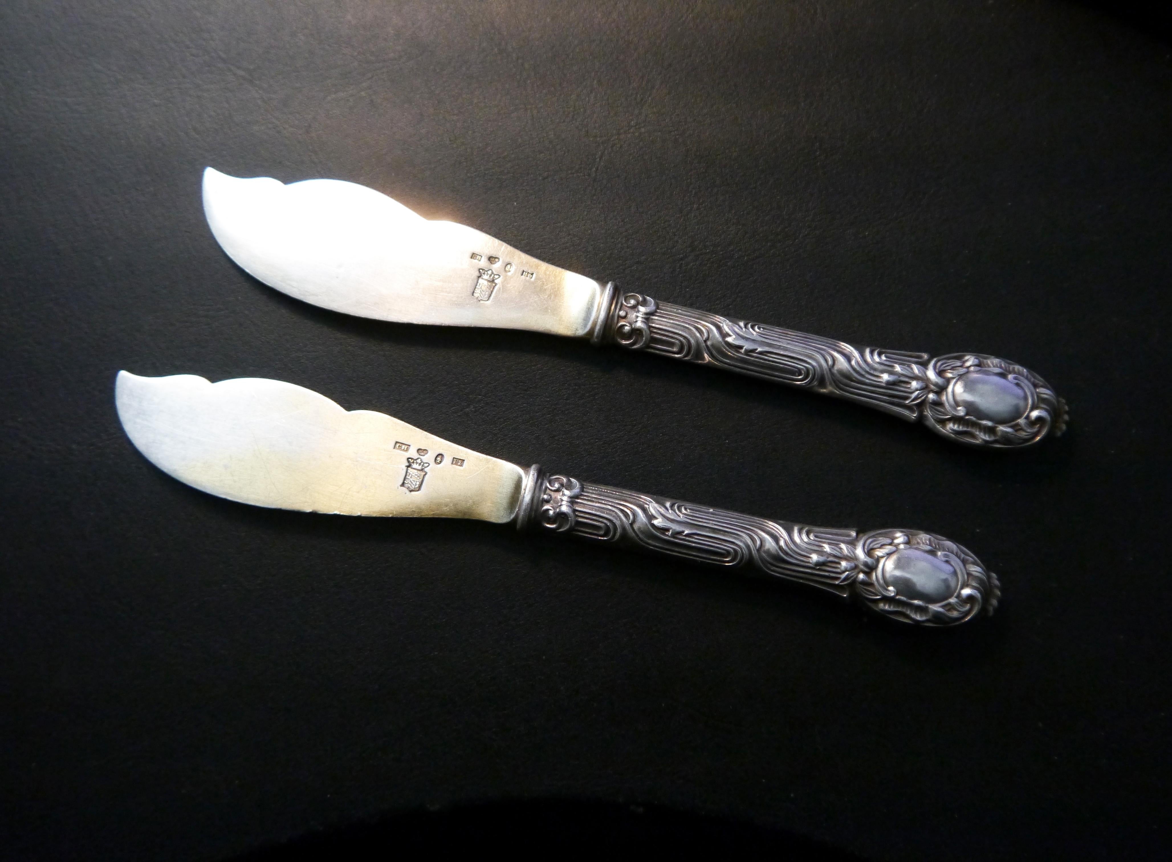 1860 - 1862 Set di due coltelli da pasta Berg von Linden in argento massiccio dorato 830/ 132gr in vendita 1