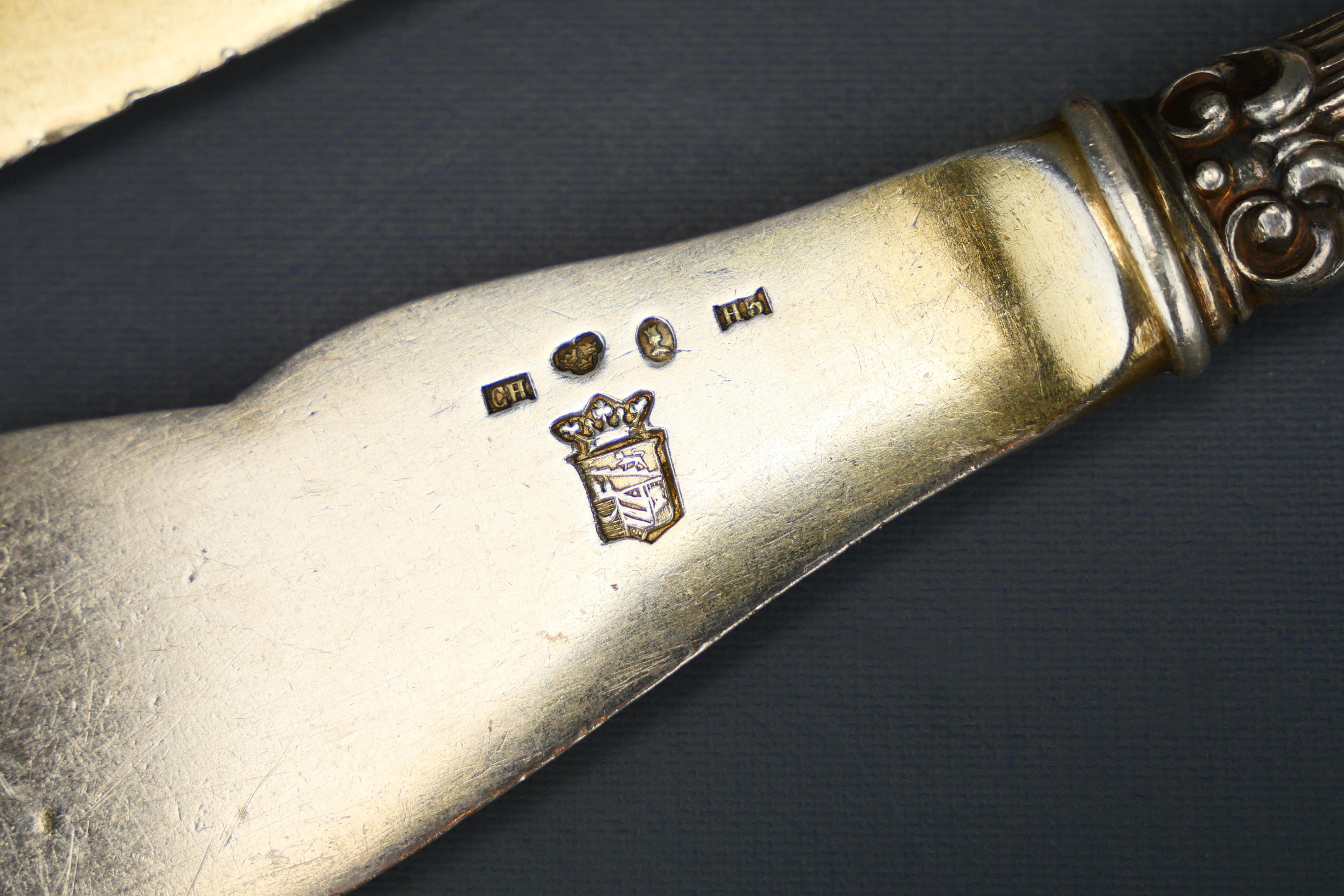 1860 - 1862 Set di due coltelli da pasta Berg von Linden in argento massiccio dorato 830/ 132gr in vendita 3