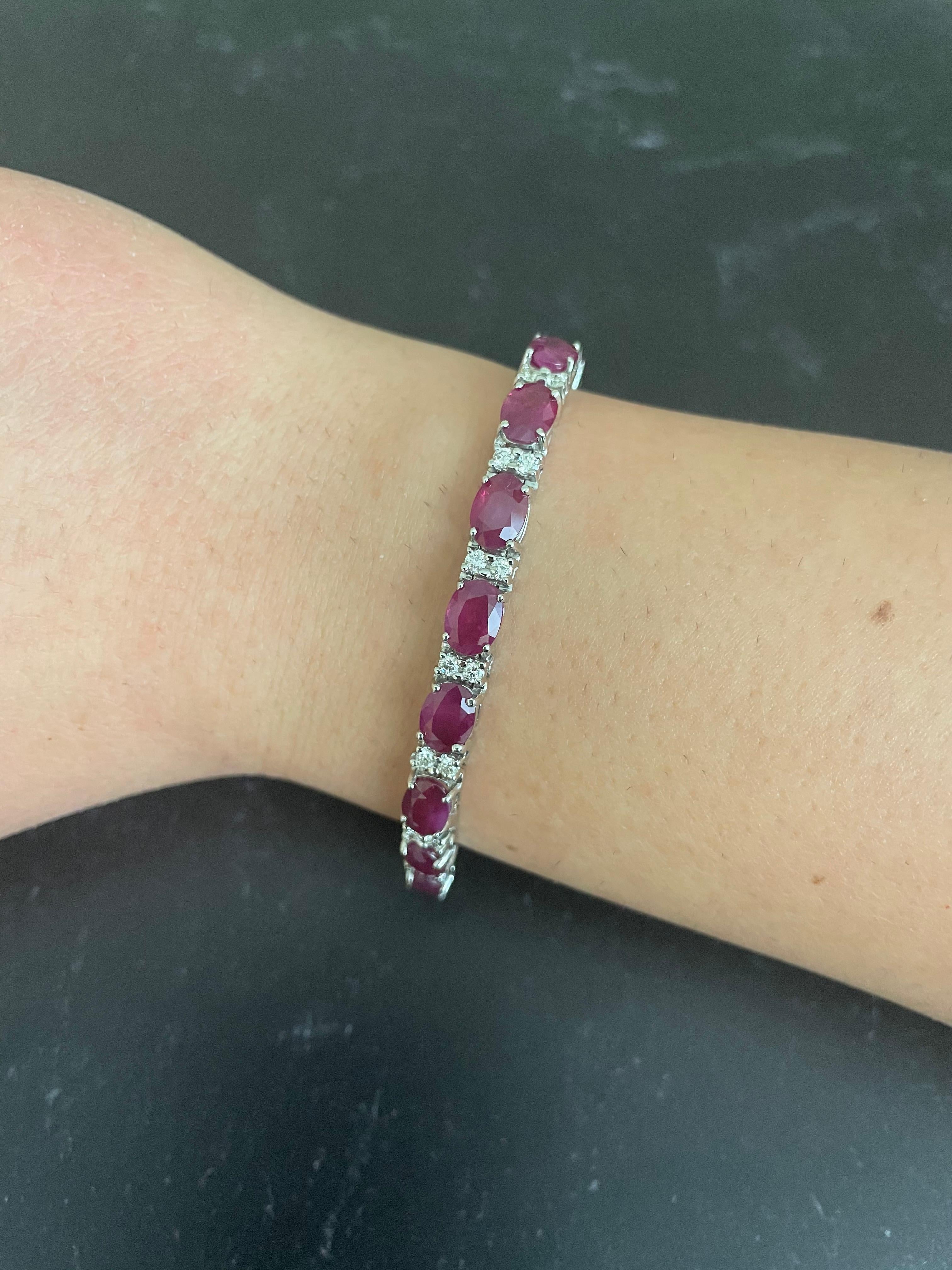 14K Weißgold
19 ovale Rubine zu 18,60 Karat
38 runde weiße Brillanten mit 1,15 Karat- Farbe: H-I / Reinheit: SI

In diesem atemberaubenden Schmuckstück trifft feines, einzigartiges Kunsthandwerk auf unglaubliche Qualität. 

Alle Stücke werden in den