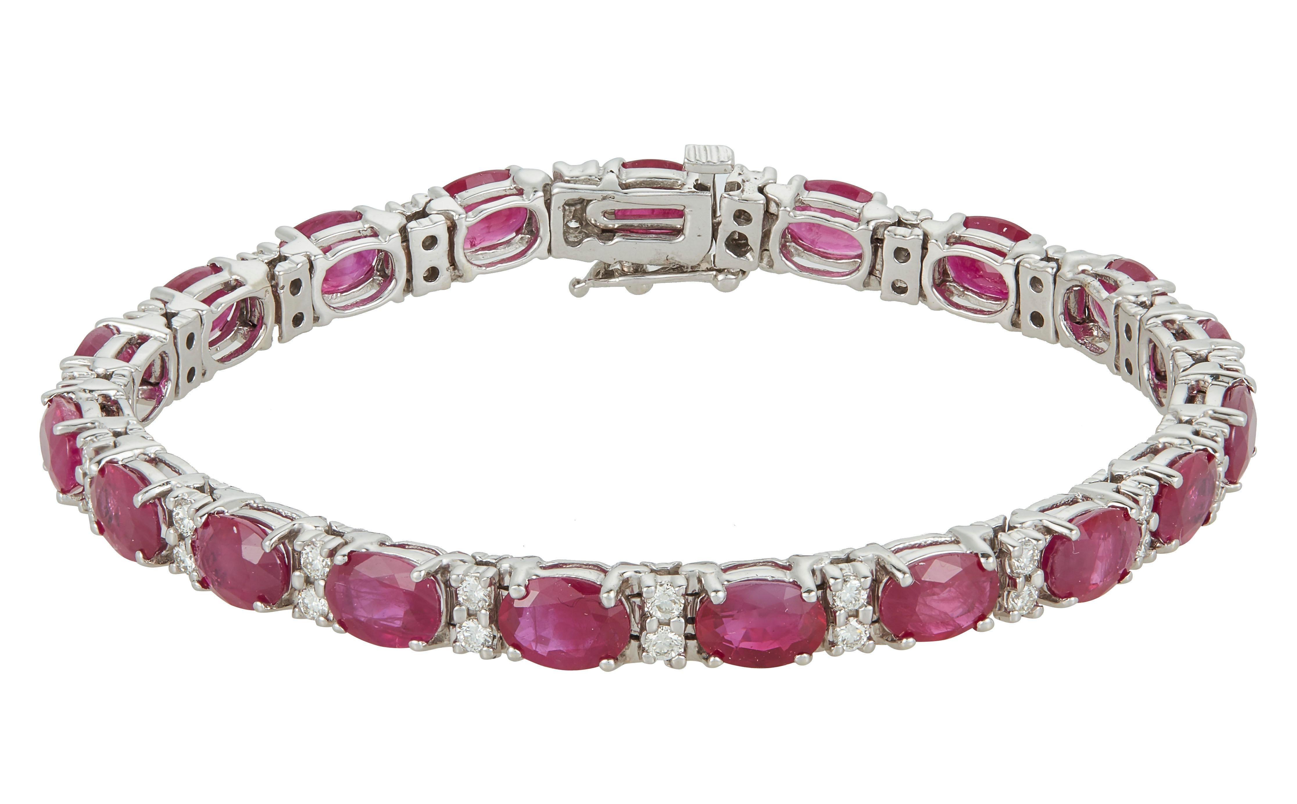 18,60 Karat Ovaler Rubin Runder Diamant-Tennisarmband 14 Karat Weißgold (Ovalschliff) im Angebot