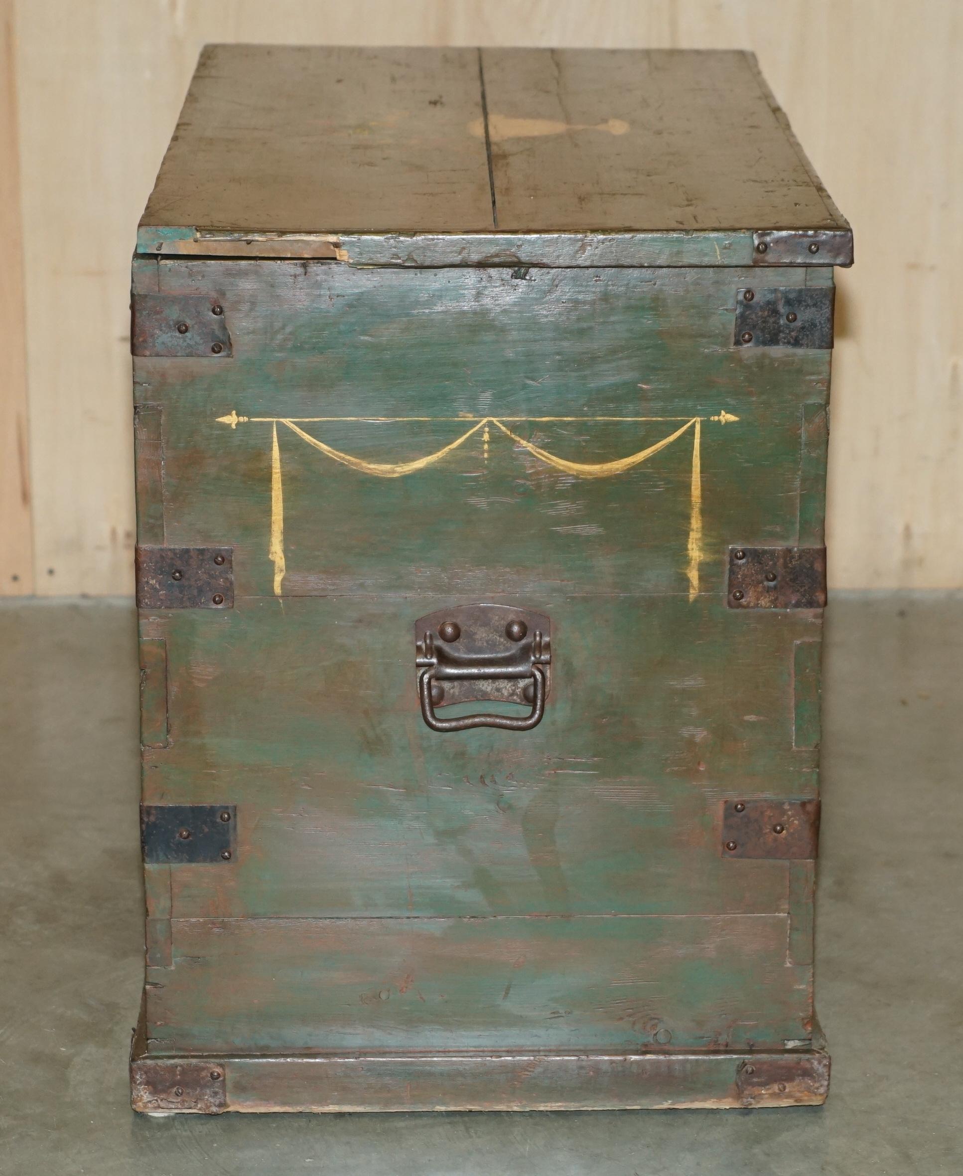 1860 ITALIAN ORIGINAL PAINT EXTRA LARGE STORAGE TRUNK OR CHEST CHERUB PAINTINGs For Sale 4