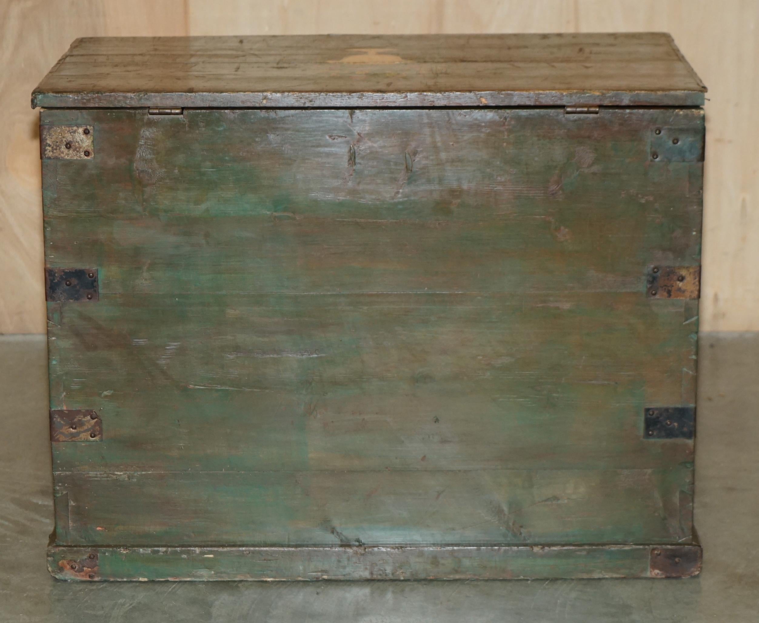 1860 ITALIAN ORIGINAL PAINT EXTRA LARGE STORAGE TRUNK OR CHEST CHERUB PAINTINGs For Sale 7