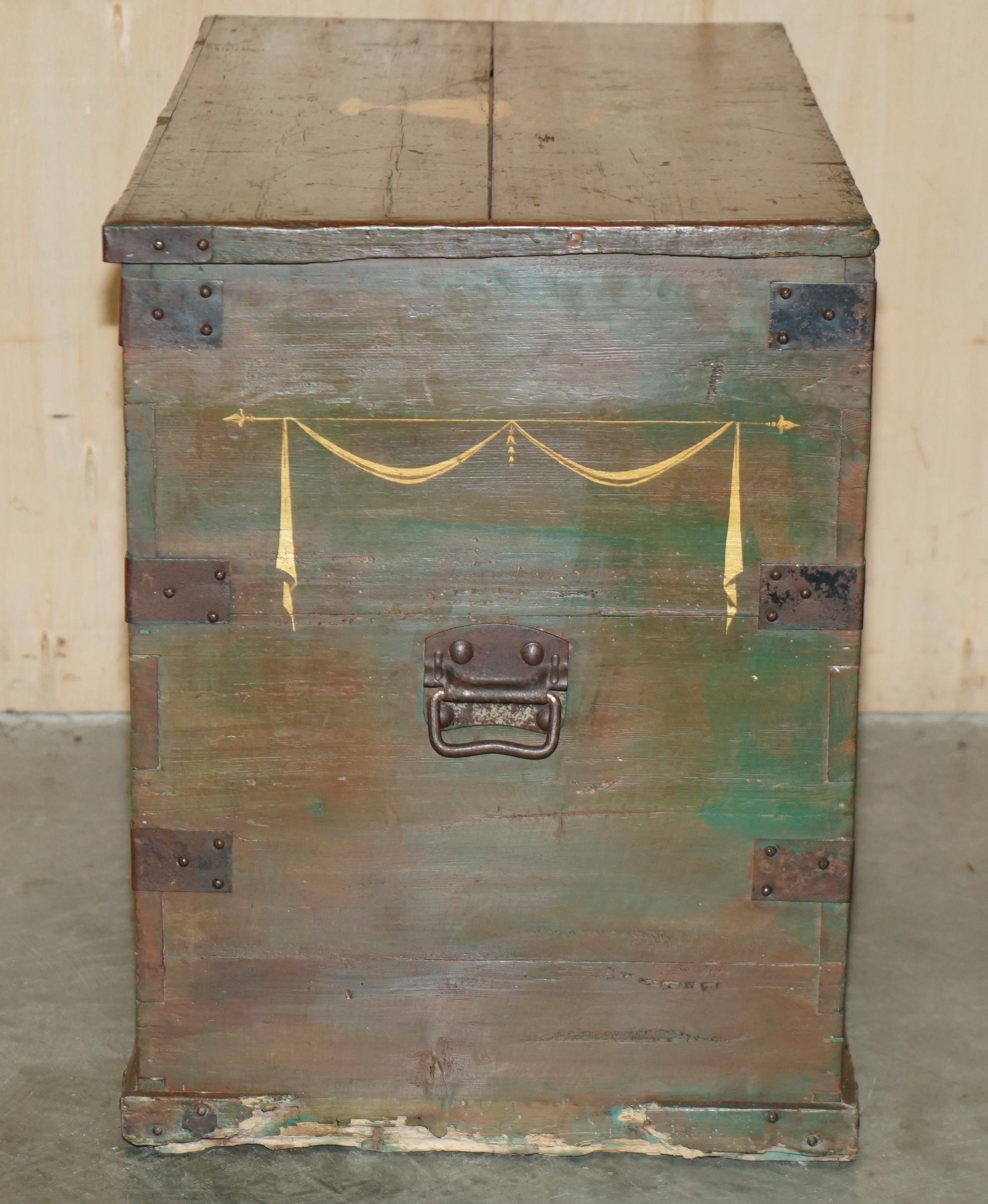 1860 ITALIAN ORIGINAL PAINT EXTRA LARGE STORAGE TRUNK OR CHEST CHERUB PAINTINGs For Sale 8