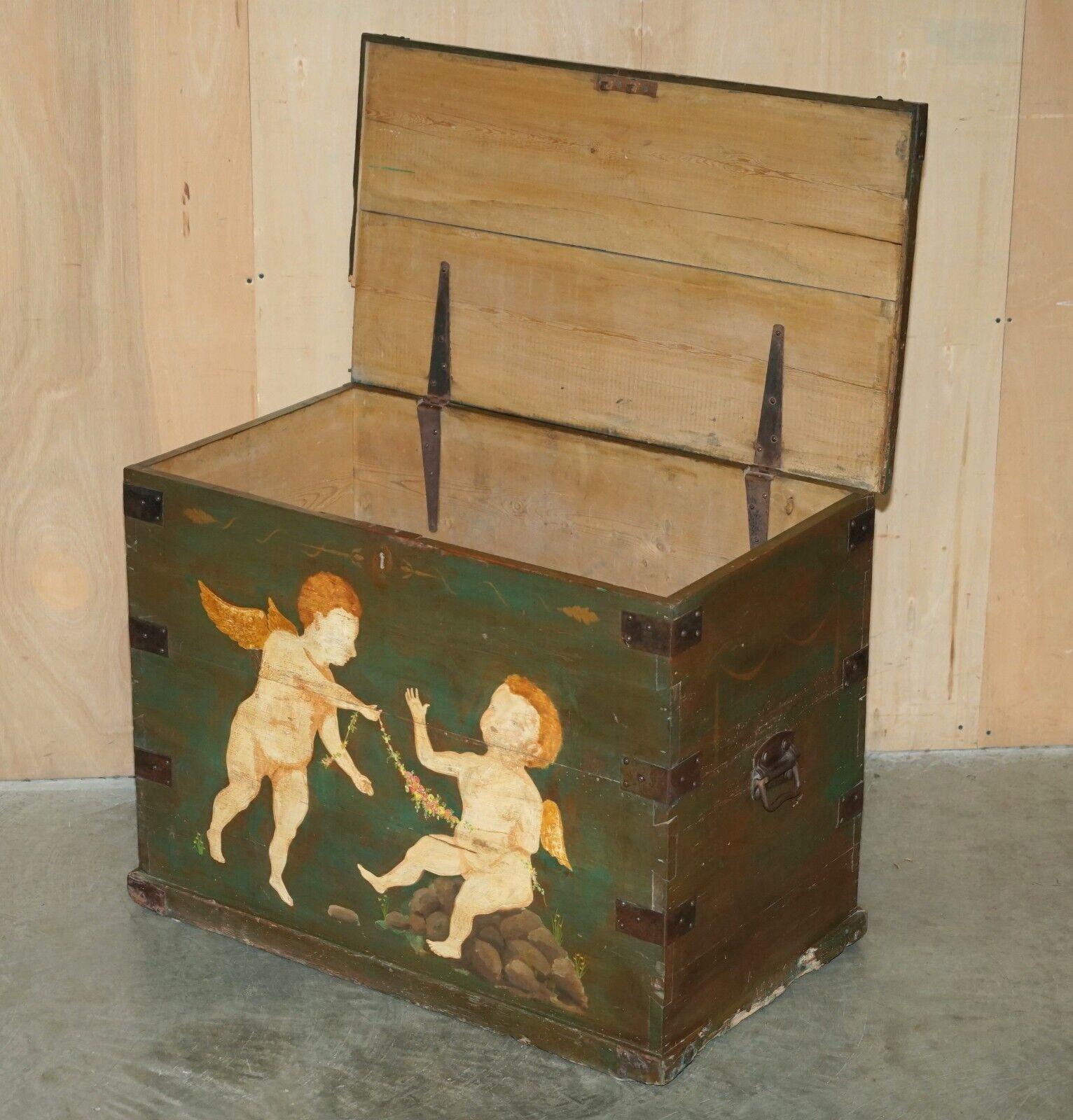 1860 ITALIAN ORIGINAL PAINT EXTRA LARGE STORAGE TRUNK OR CHEST CHERUB PAINTINGs For Sale 9