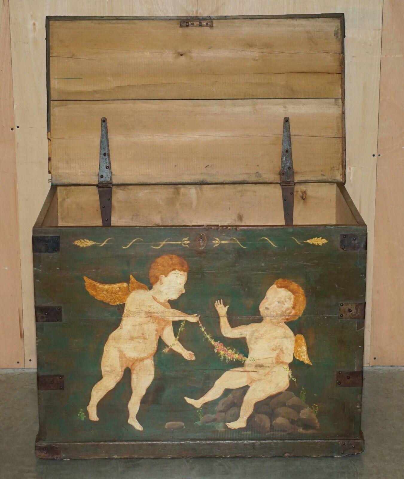1860 ITALIAN ORIGINAL PAINT EXTRA LARGE STORAGE TRUNK OR CHEST CHERUB PAINTINGs For Sale 10