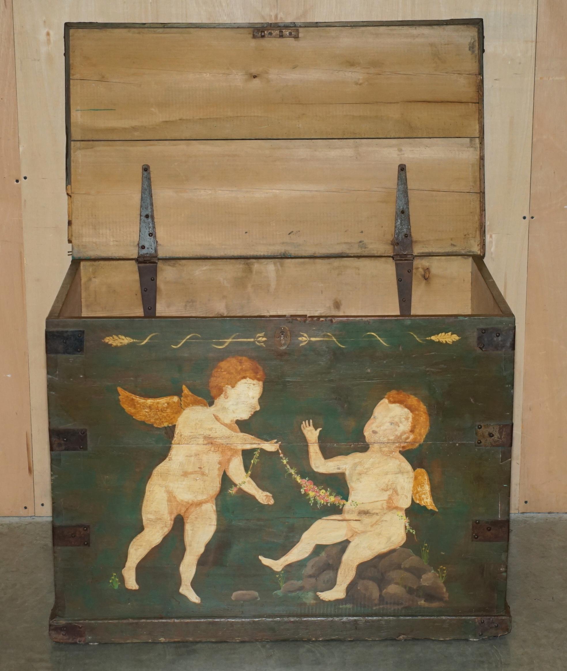 1860 ITALIAN ORIGINAL PAINT EXTRA LARGE STORAGE TRUNK OR CHEST CHERUB PAINTINGs For Sale 11