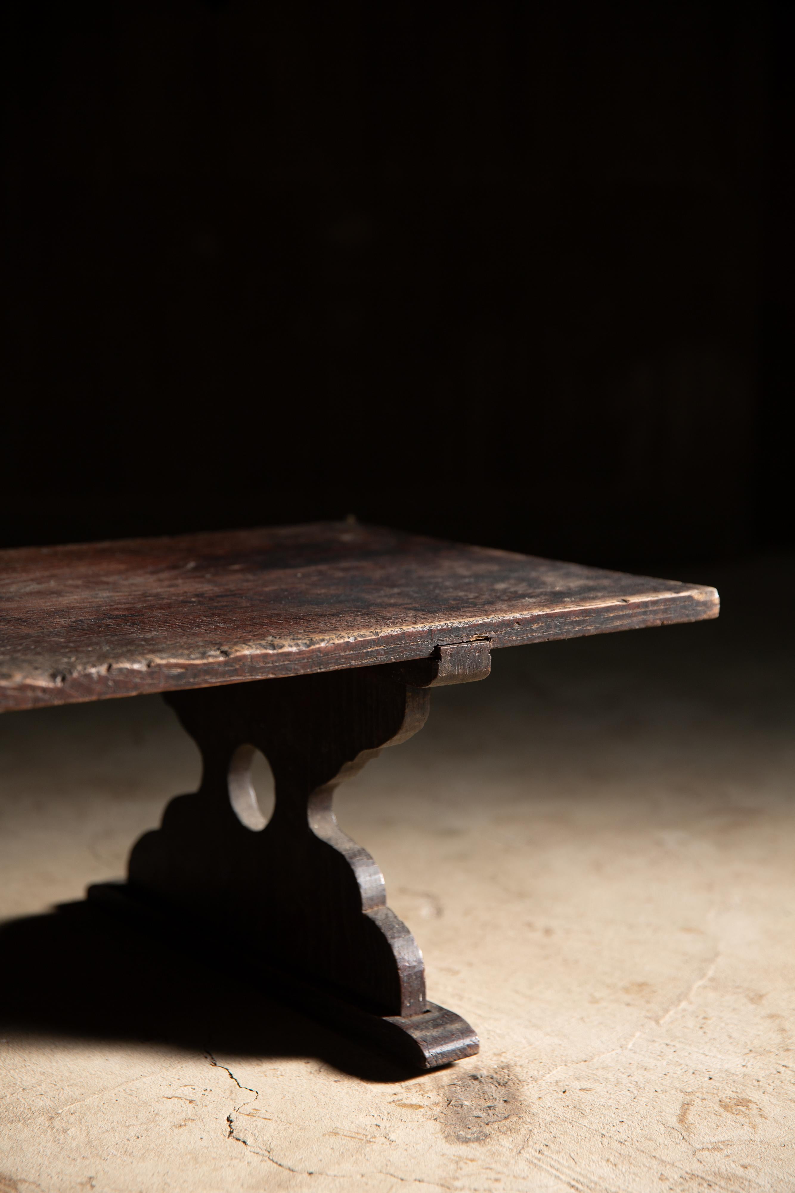 XIXe siècle 1800s - 1860s Edo Japanese antique chestnut low coffee table wabi sabi primitive en vente