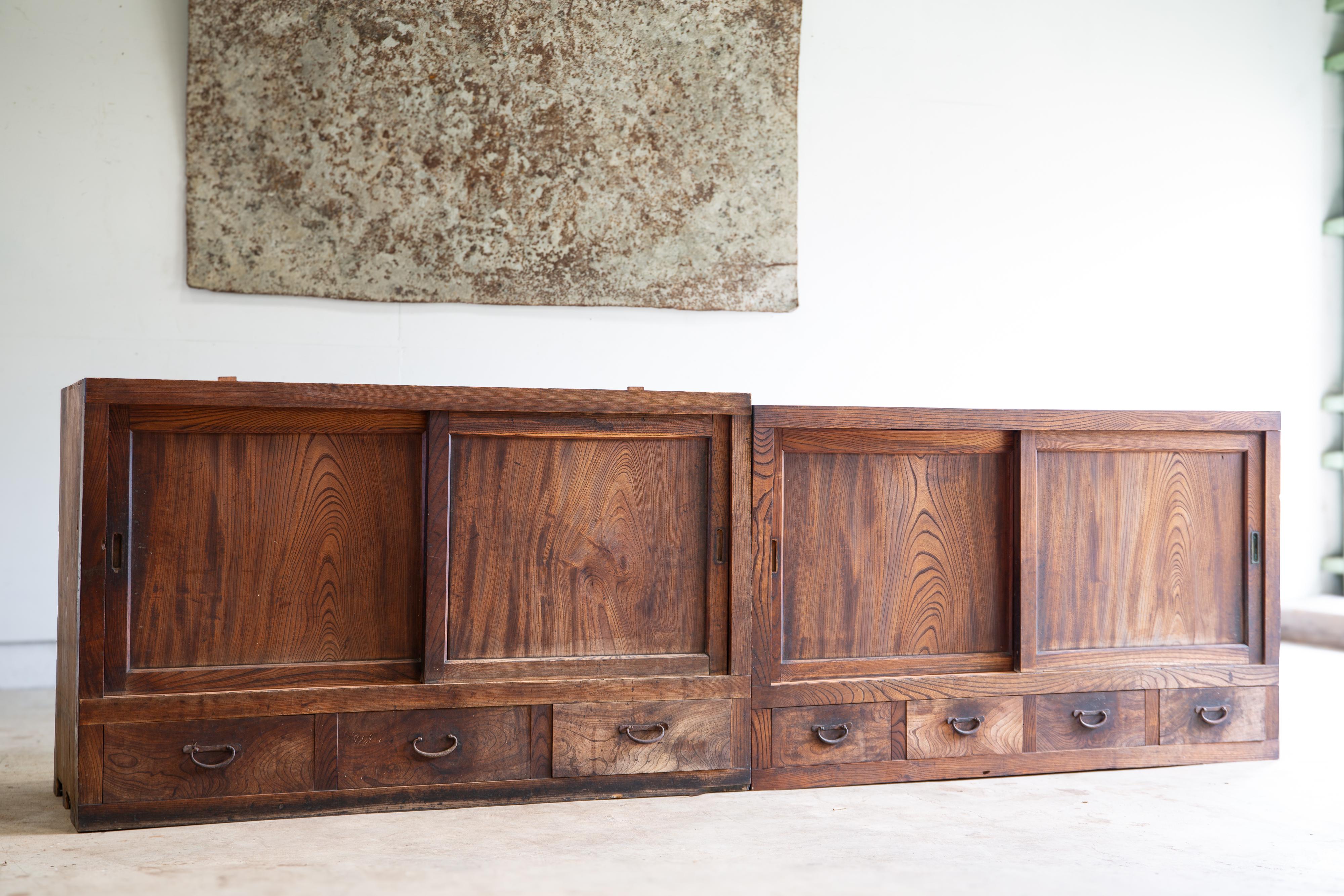 Este gran tansu / tablero lateral Mizuya de 2 niveles, es un producto de los años 1860 - 1910 (periodo Meiji), estimación del estilo y condiciones.
Fabricado originalmente con carpintería de madera tradicional sin cierre metálico.
Las puertas