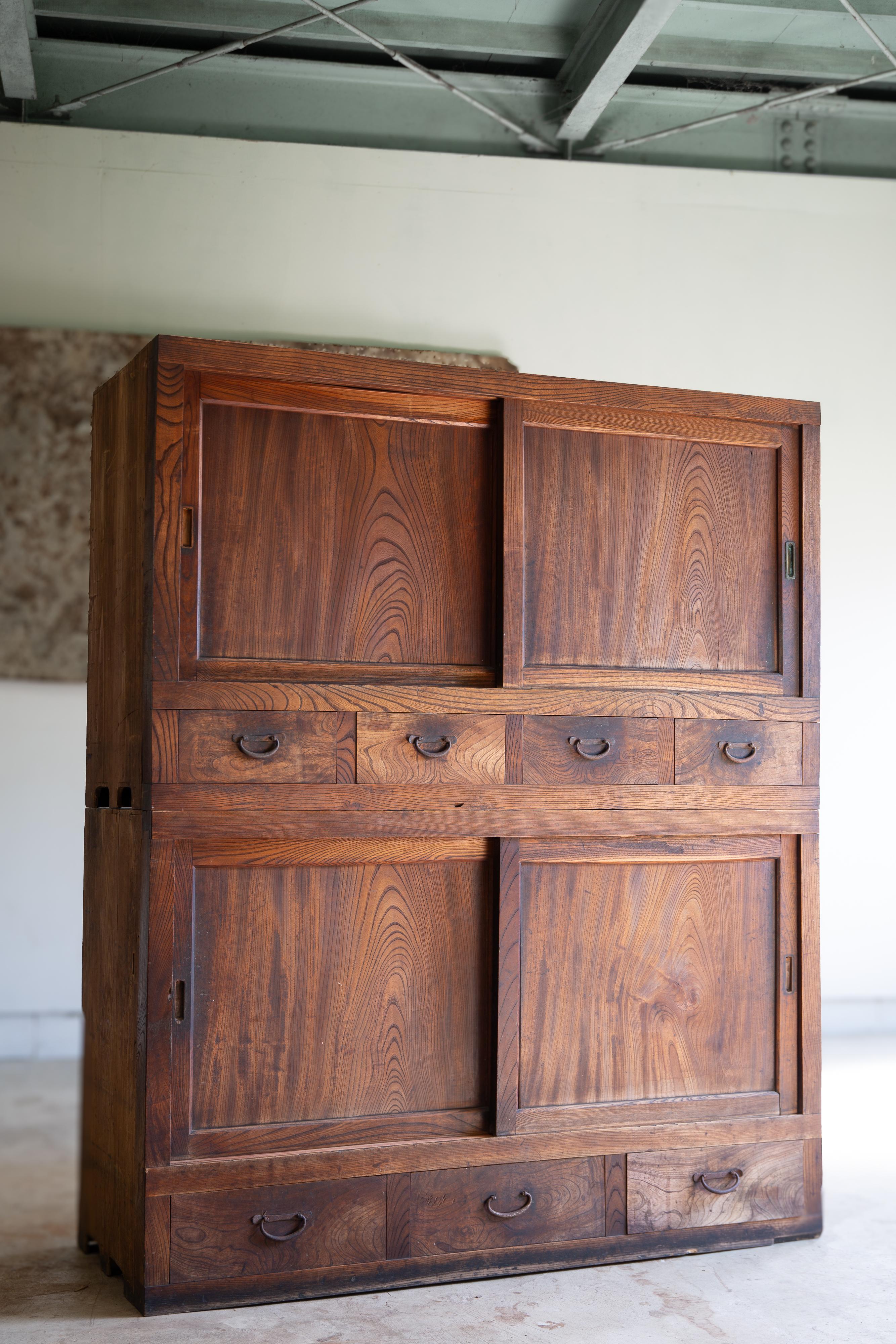 1860s-1910s Antiguo japonés Mizuya tansu cofre grande de 2 niveles wabi sabi orgánico Meiji en venta
