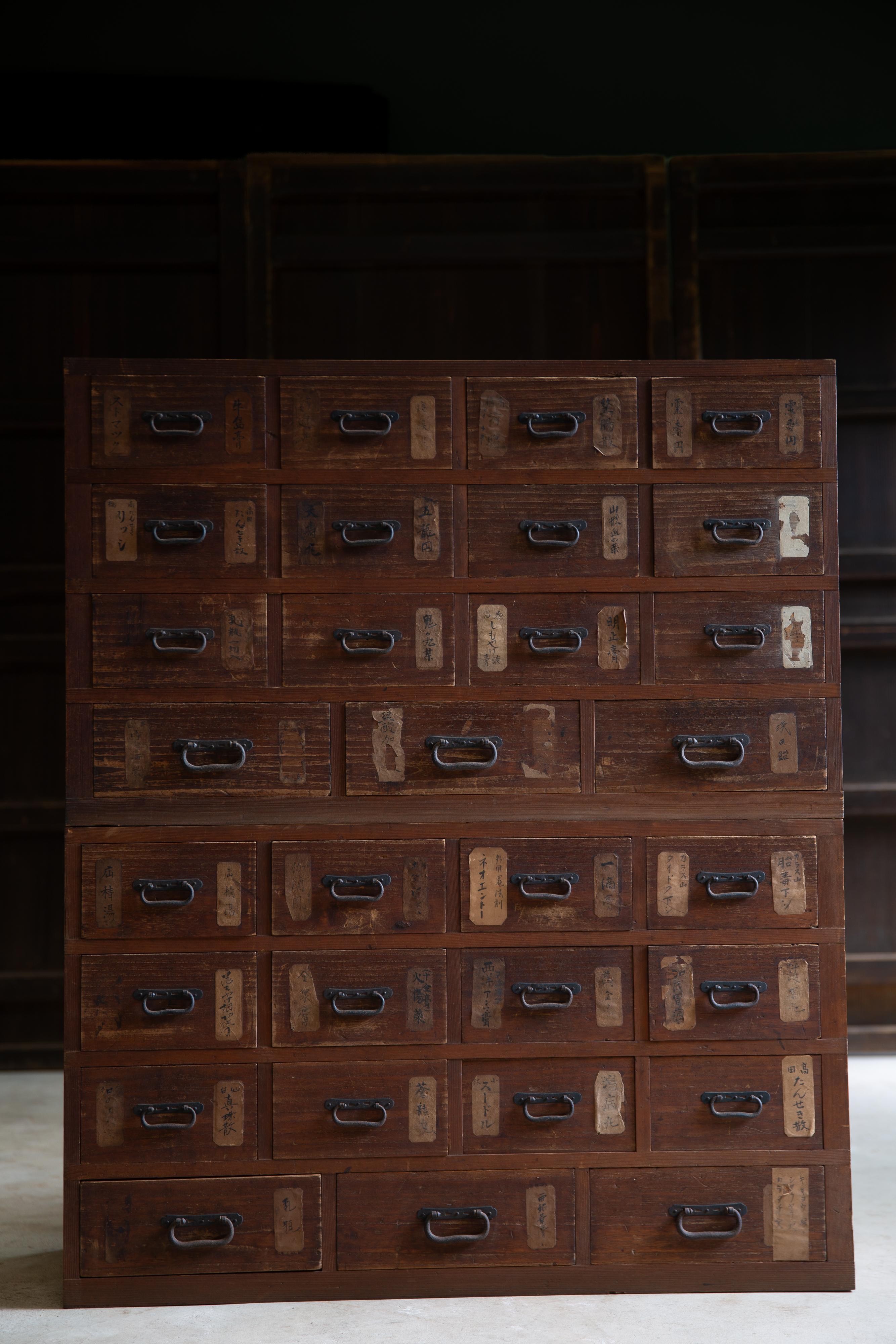 1860s-1910s Japanese antique Kiri medicine chest of drawers, tansu, wabi sabi In Good Condition In 常陸大宮市, JP