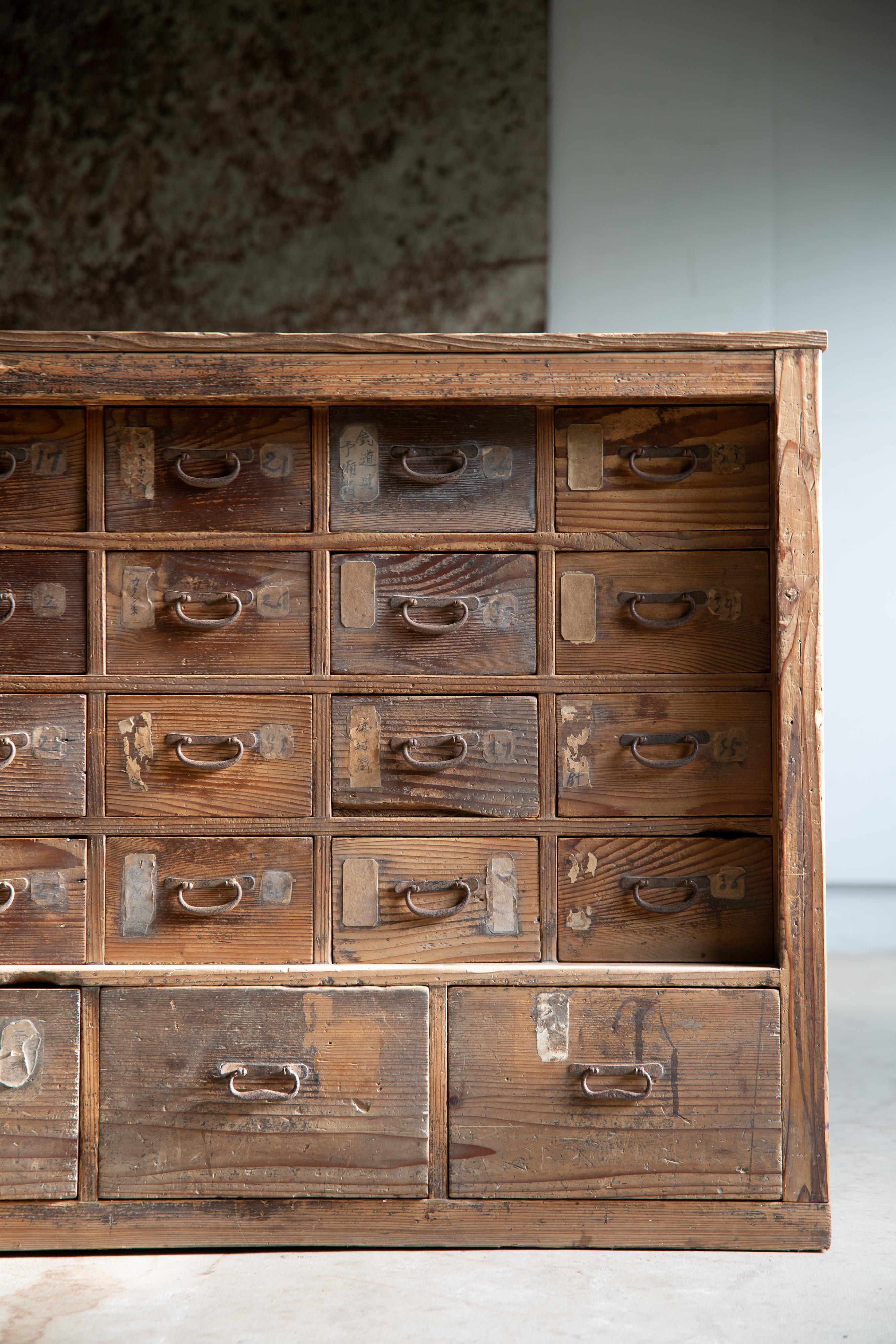 Japanischer antiker Schrank aus den 1860er-1910er Jahren, Wabi Sabi Tansu Medizinschrank mit Schubladen 3