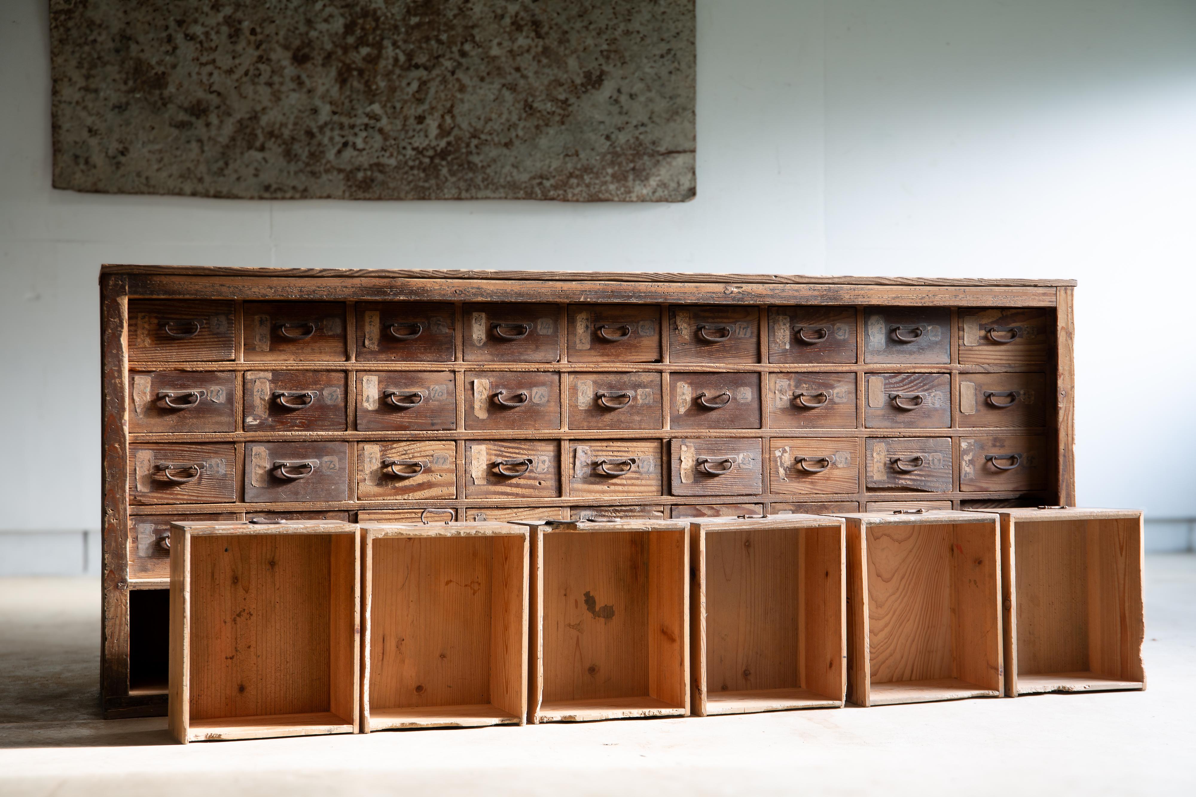 Japanischer antiker Schrank aus den 1860er-1910er Jahren, Wabi Sabi Tansu Medizinschrank mit Schubladen 4