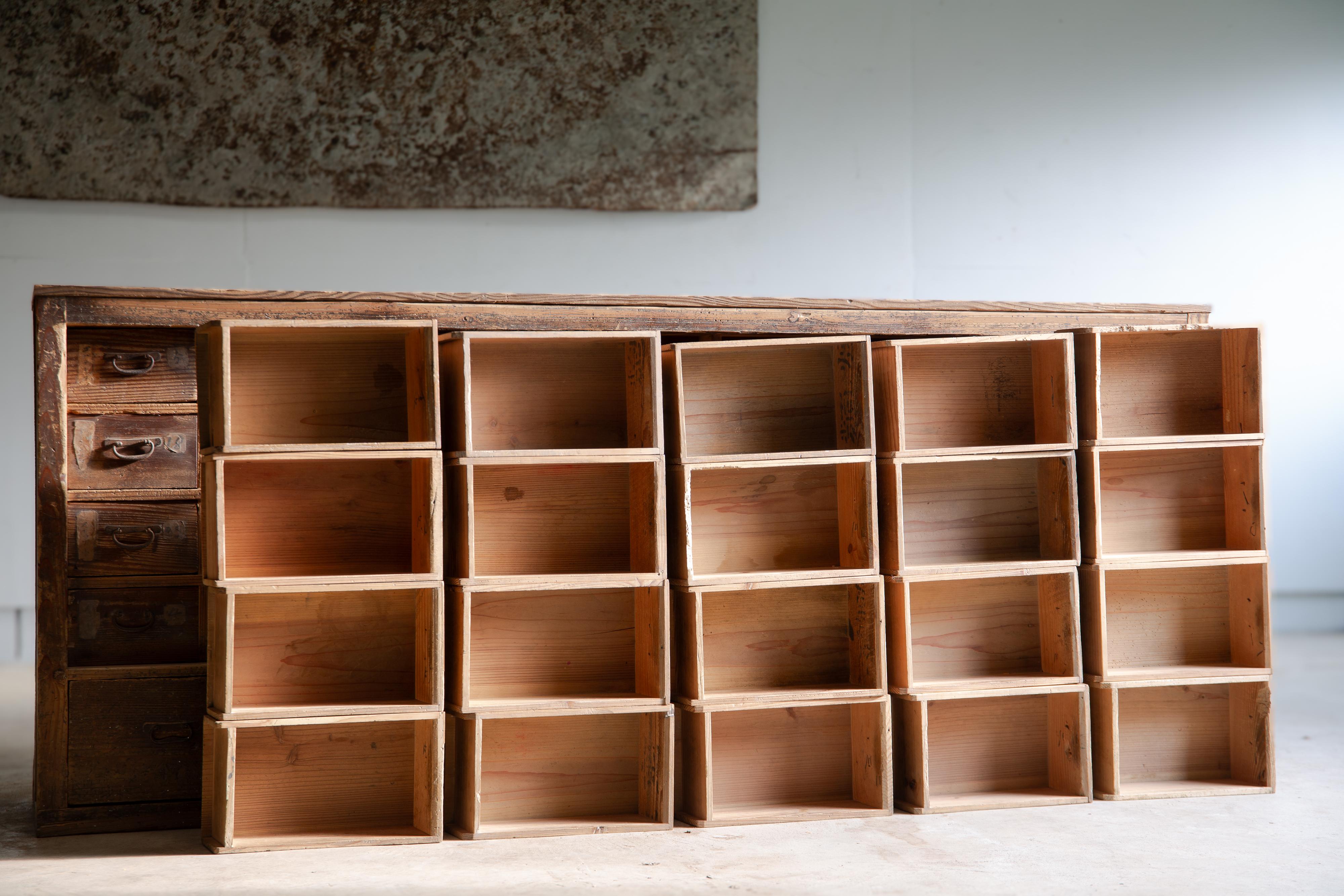 Japanischer antiker Schrank aus den 1860er-1910er Jahren, Wabi Sabi Tansu Medizinschrank mit Schubladen 5