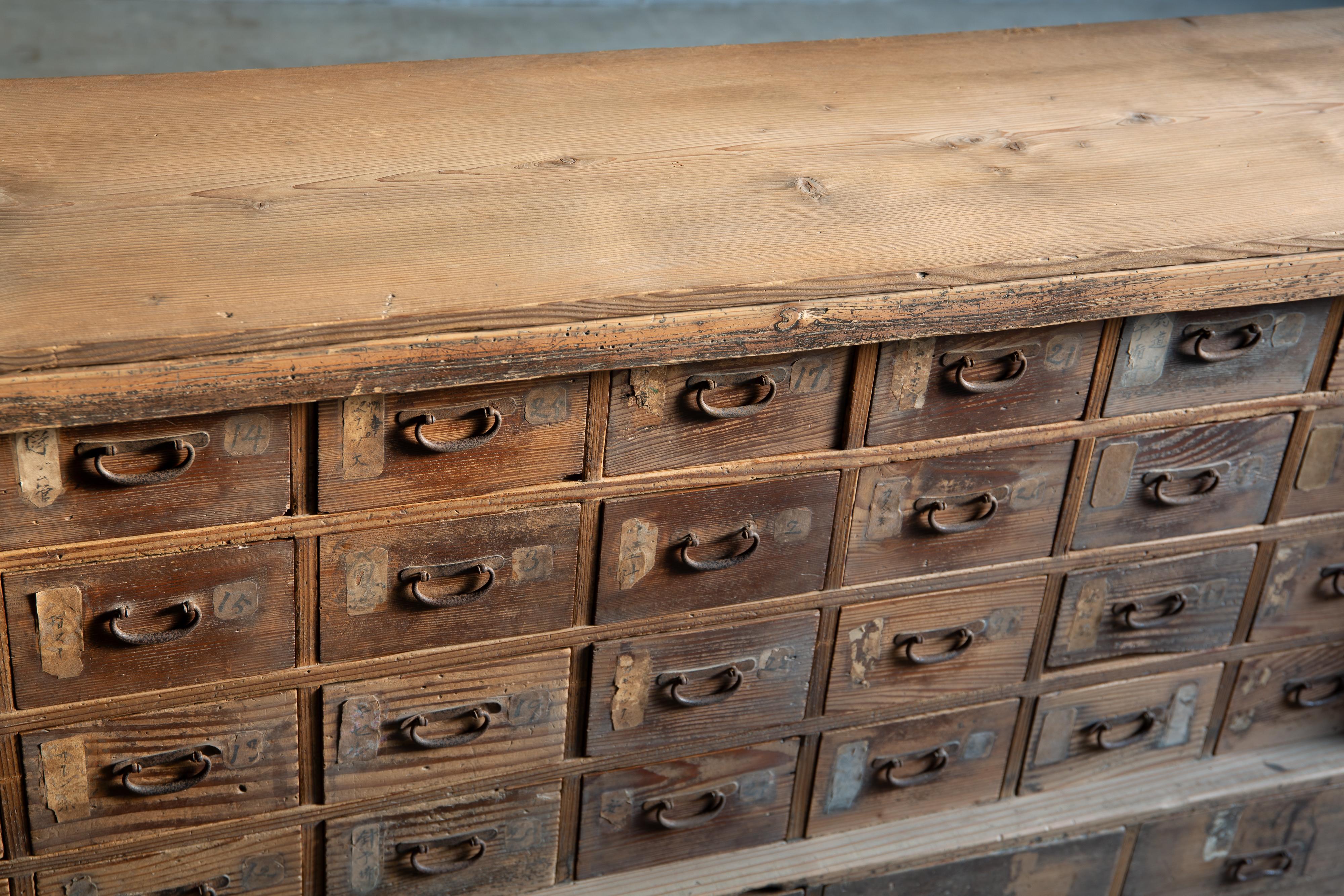 Japanischer antiker Schrank aus den 1860er-1910er Jahren, Wabi Sabi Tansu Medizinschrank mit Schubladen 7