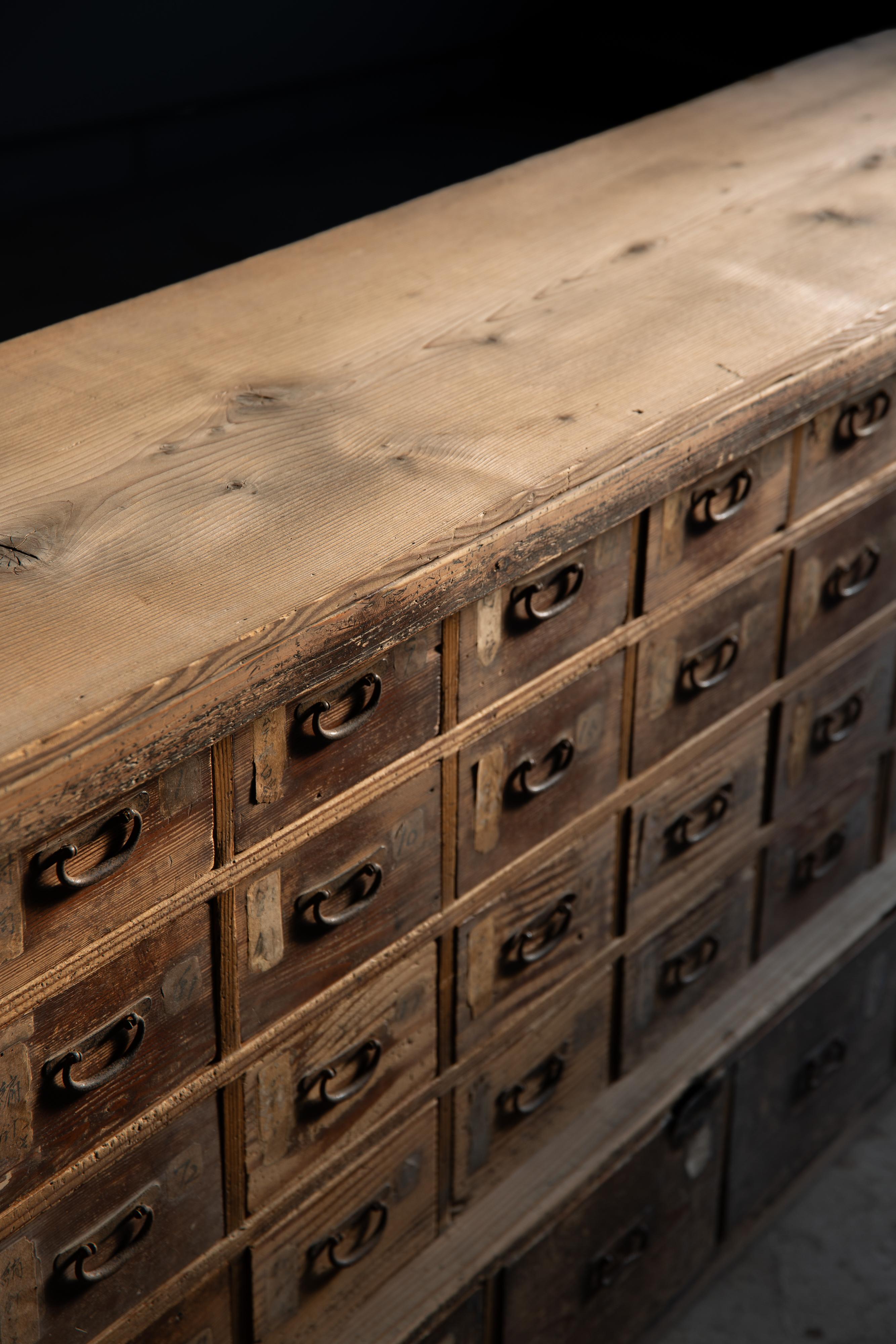 Japanischer antiker Schrank aus den 1860er-1910er Jahren, Wabi Sabi Tansu Medizinschrank mit Schubladen 8