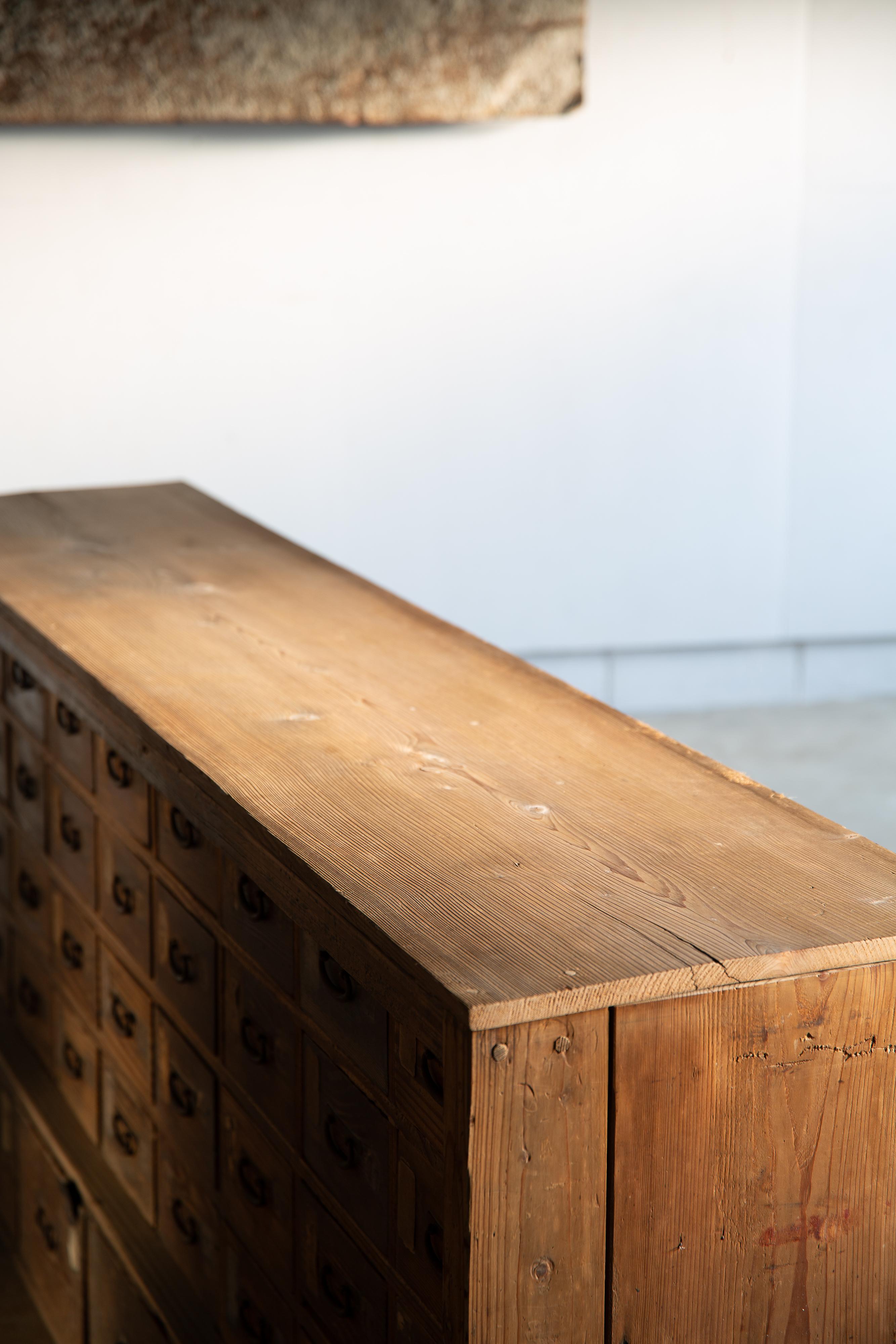 Japanischer antiker Schrank aus den 1860er-1910er Jahren, Wabi Sabi Tansu Medizinschrank mit Schubladen 11