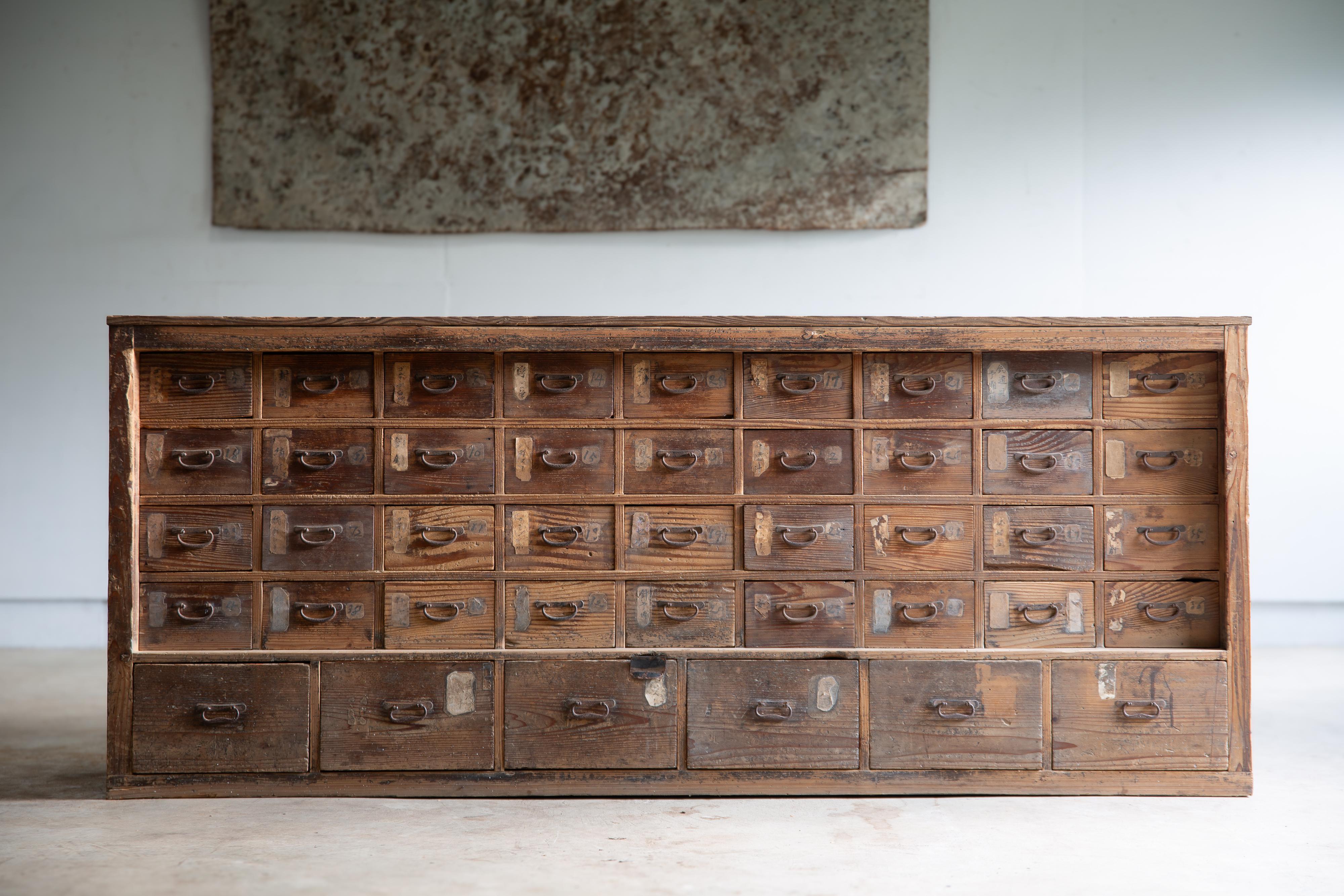 Japanischer antiker Schrank aus den 1860er-1910er Jahren, Wabi Sabi Tansu Medizinschrank mit Schubladen (Meiji-Periode)