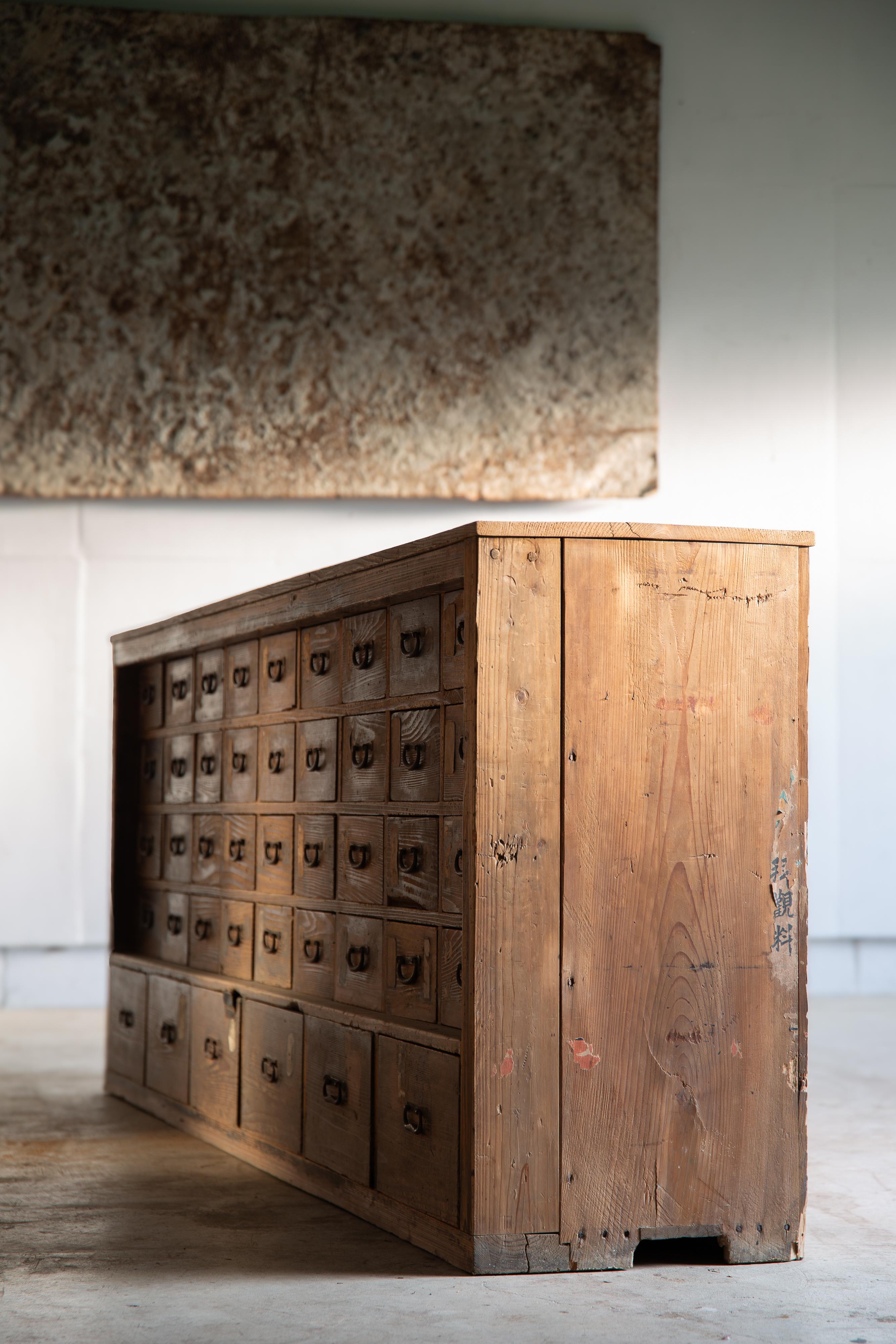 Japanischer antiker Schrank aus den 1860er-1910er Jahren, Wabi Sabi Tansu Medizinschrank mit Schubladen (Holzarbeit)