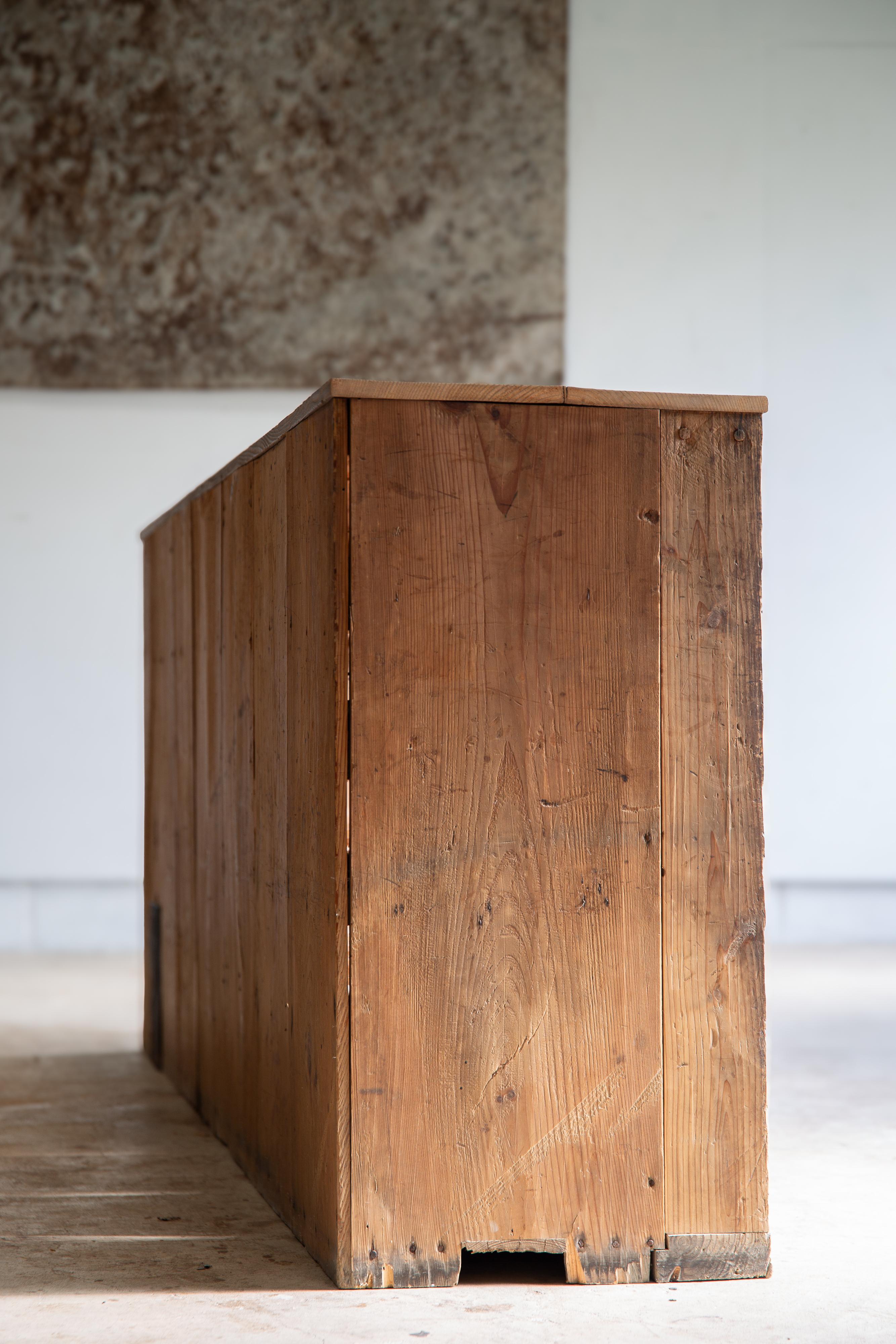 Japanischer antiker Schrank aus den 1860er-1910er Jahren, Wabi Sabi Tansu Medizinschrank mit Schubladen im Zustand „Gut“ in 常陸大宮市, JP