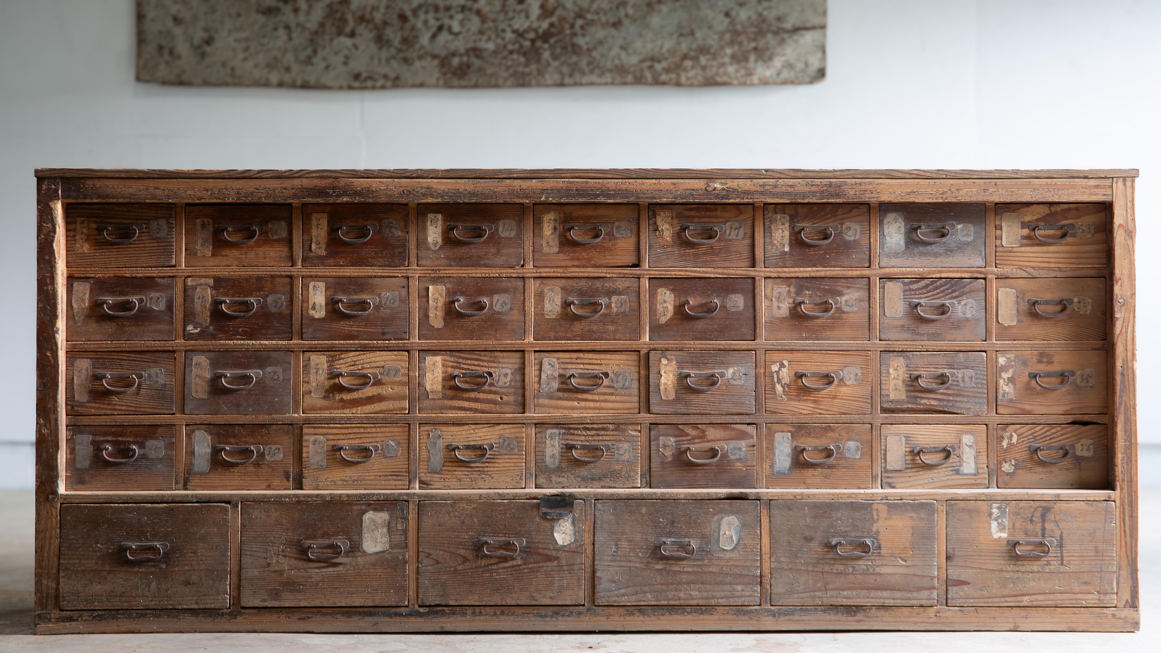 Japanischer antiker Schrank aus den 1860er-1910er Jahren, Wabi Sabi Tansu Medizinschrank mit Schubladen (Holz)