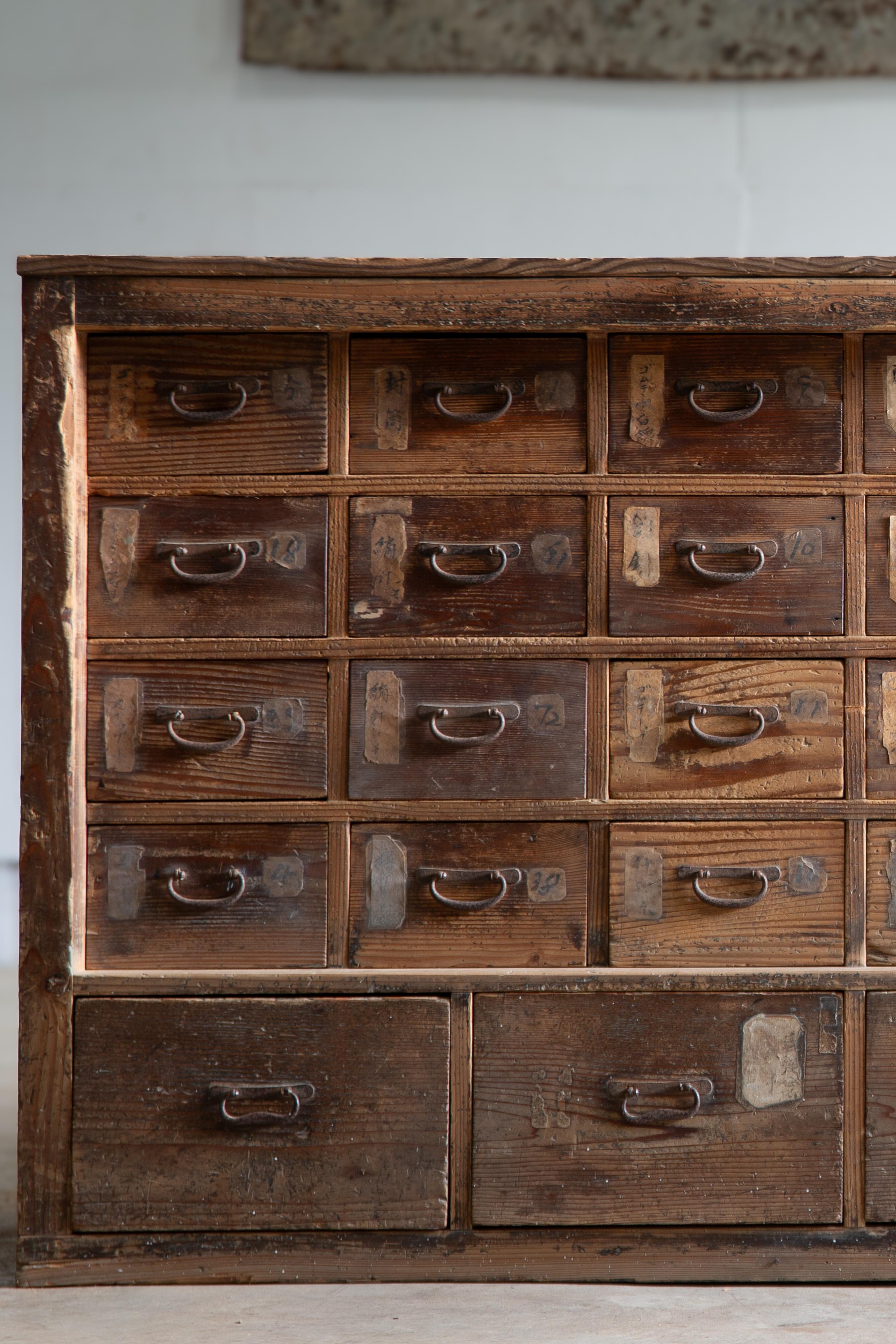 Japanischer antiker Schrank aus den 1860er-1910er Jahren, Wabi Sabi Tansu Medizinschrank mit Schubladen 1