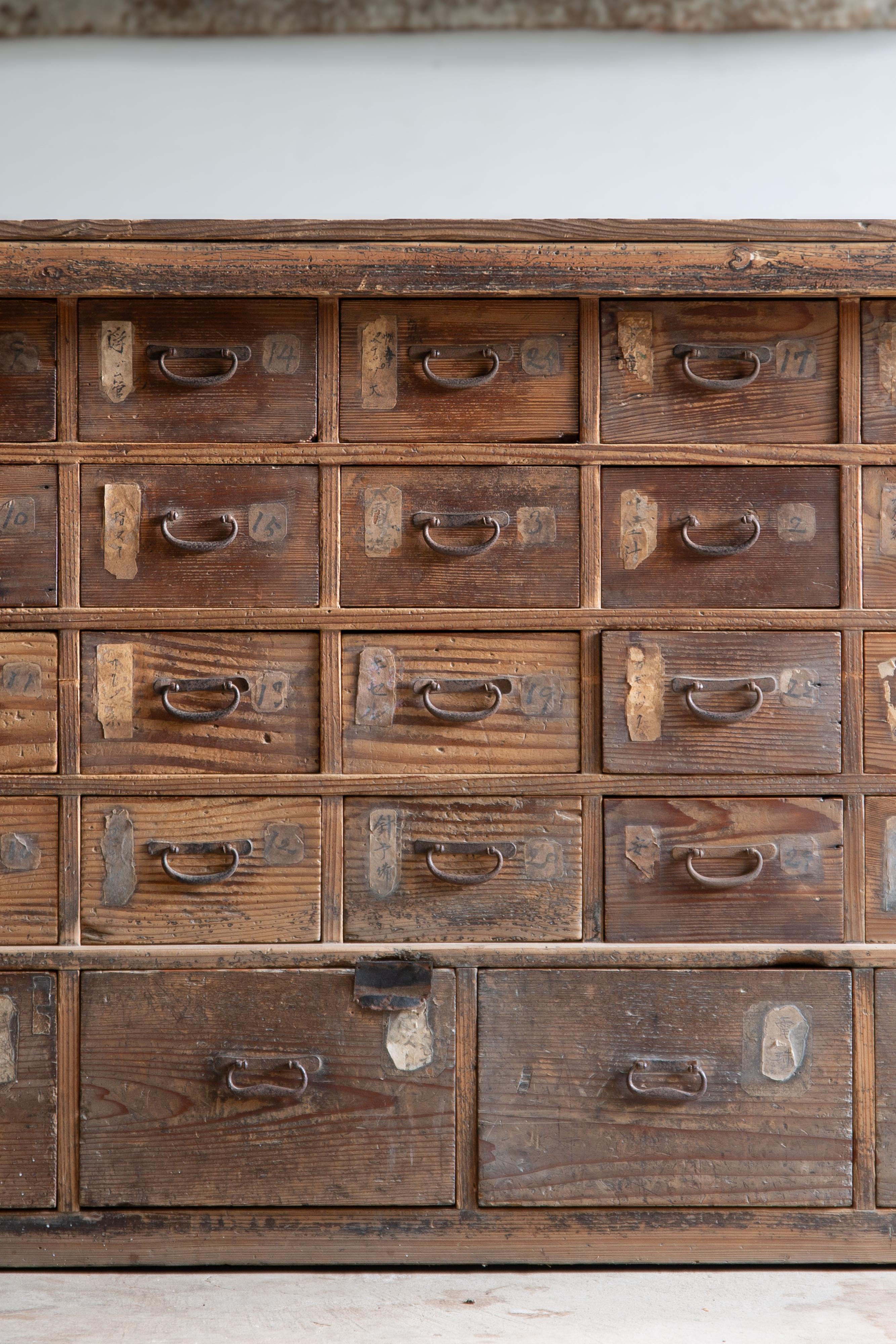 Japanischer antiker Schrank aus den 1860er-1910er Jahren, Wabi Sabi Tansu Medizinschrank mit Schubladen 2