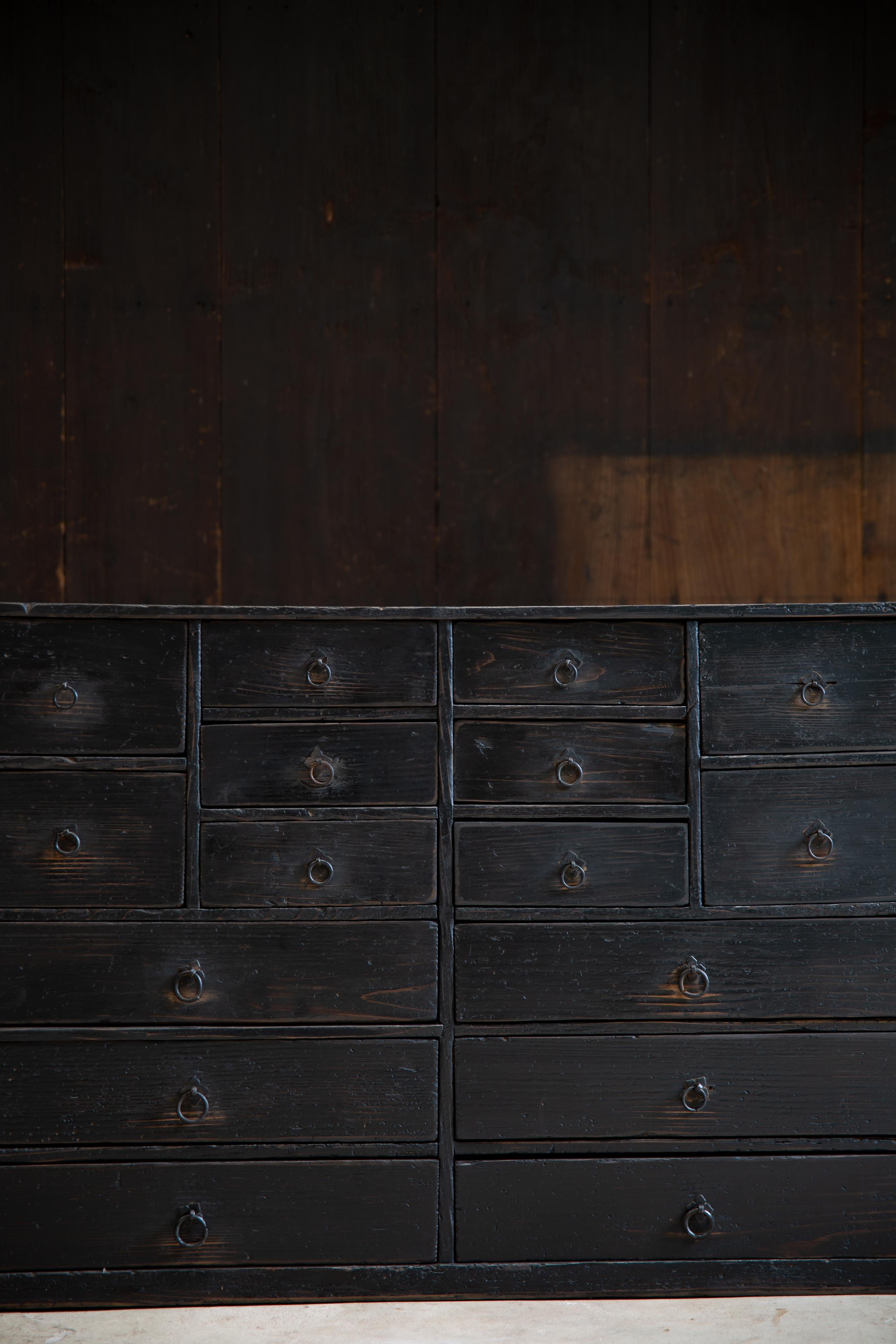 Cassettone giapponese antico wabi sabi del 1860-1910 Urushi nero medio Tansu in vendita 2