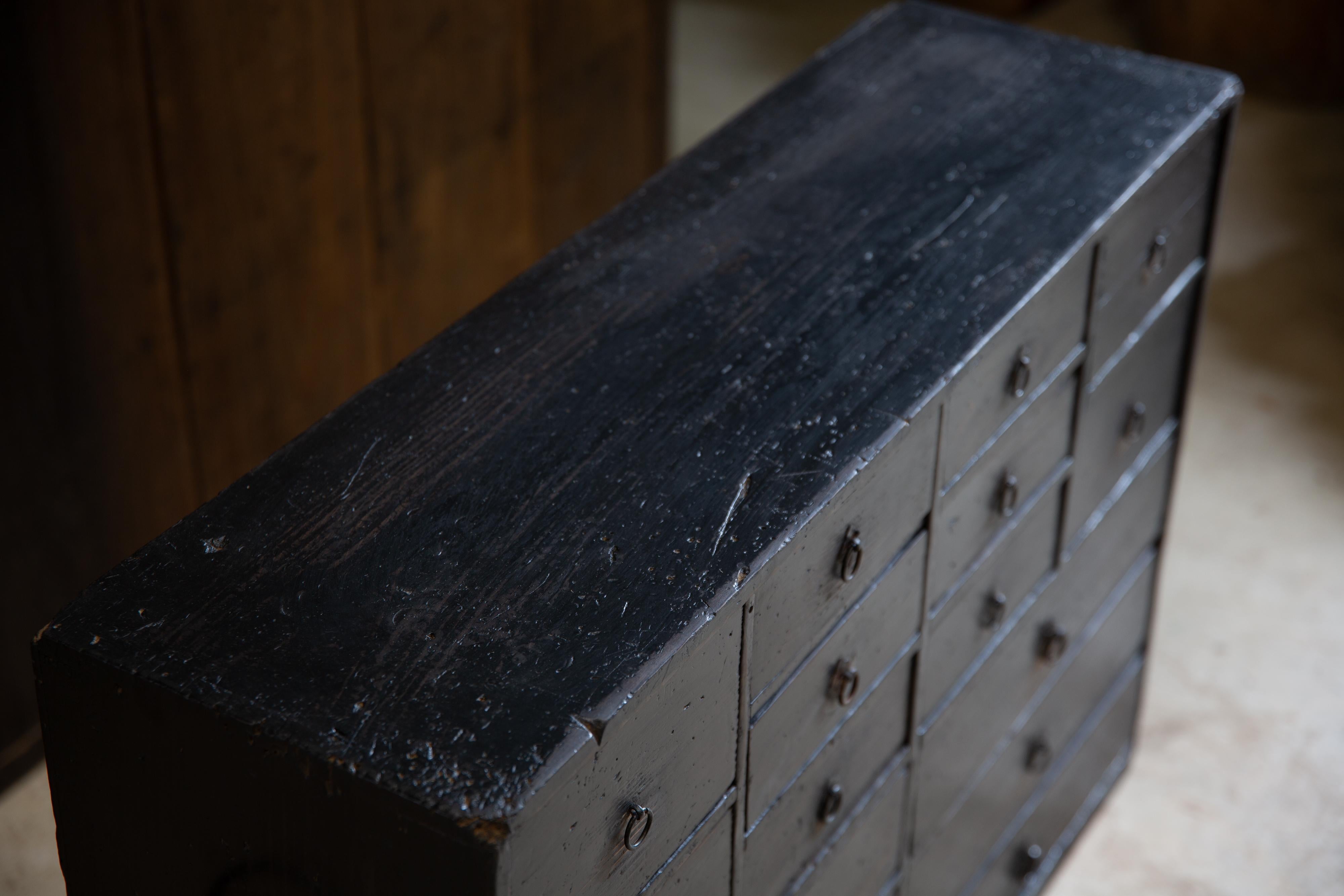 Cassettone giapponese antico wabi sabi del 1860-1910 Urushi nero medio Tansu in vendita 3