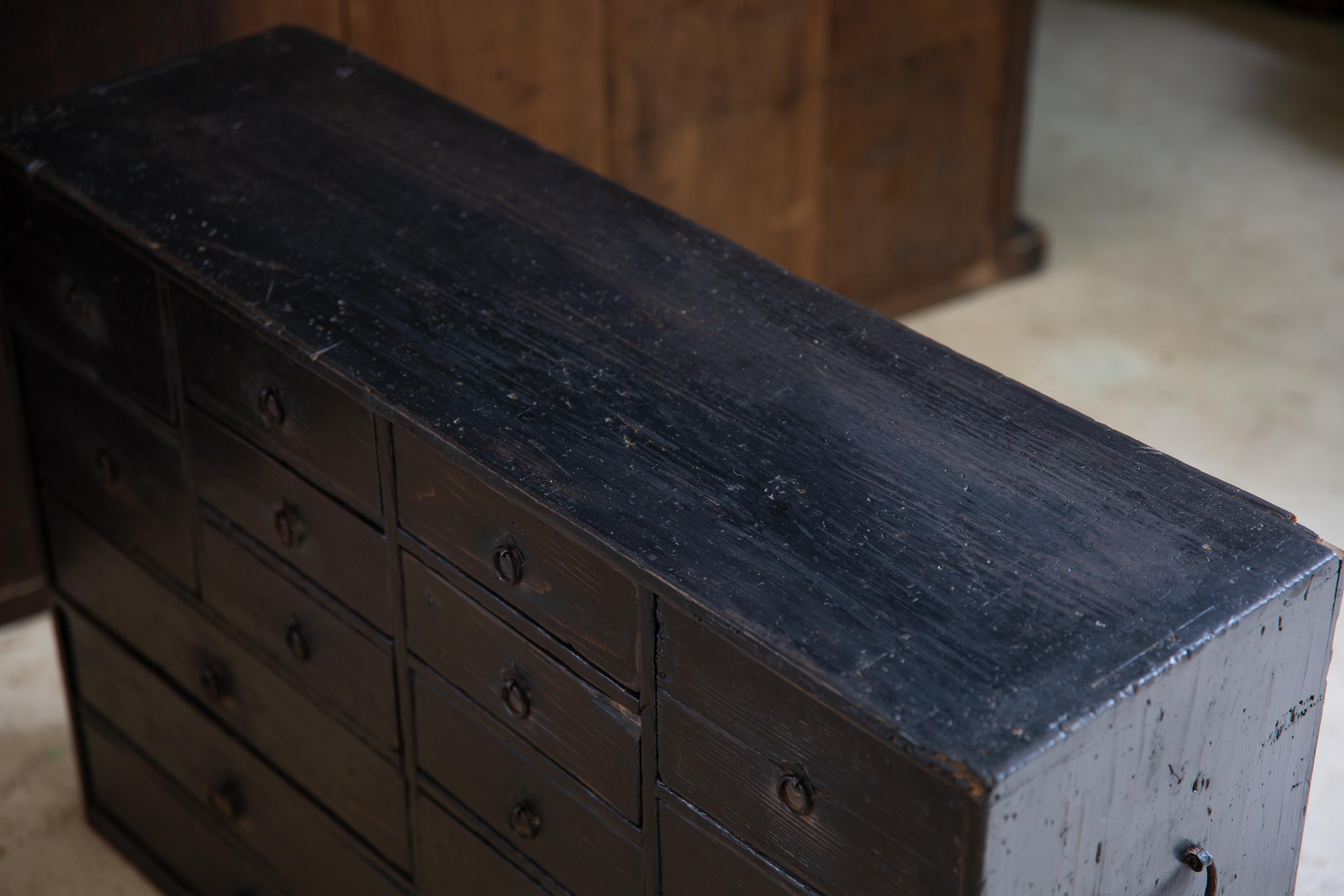 Cassettone giapponese antico wabi sabi del 1860-1910 Urushi nero medio Tansu in vendita 9