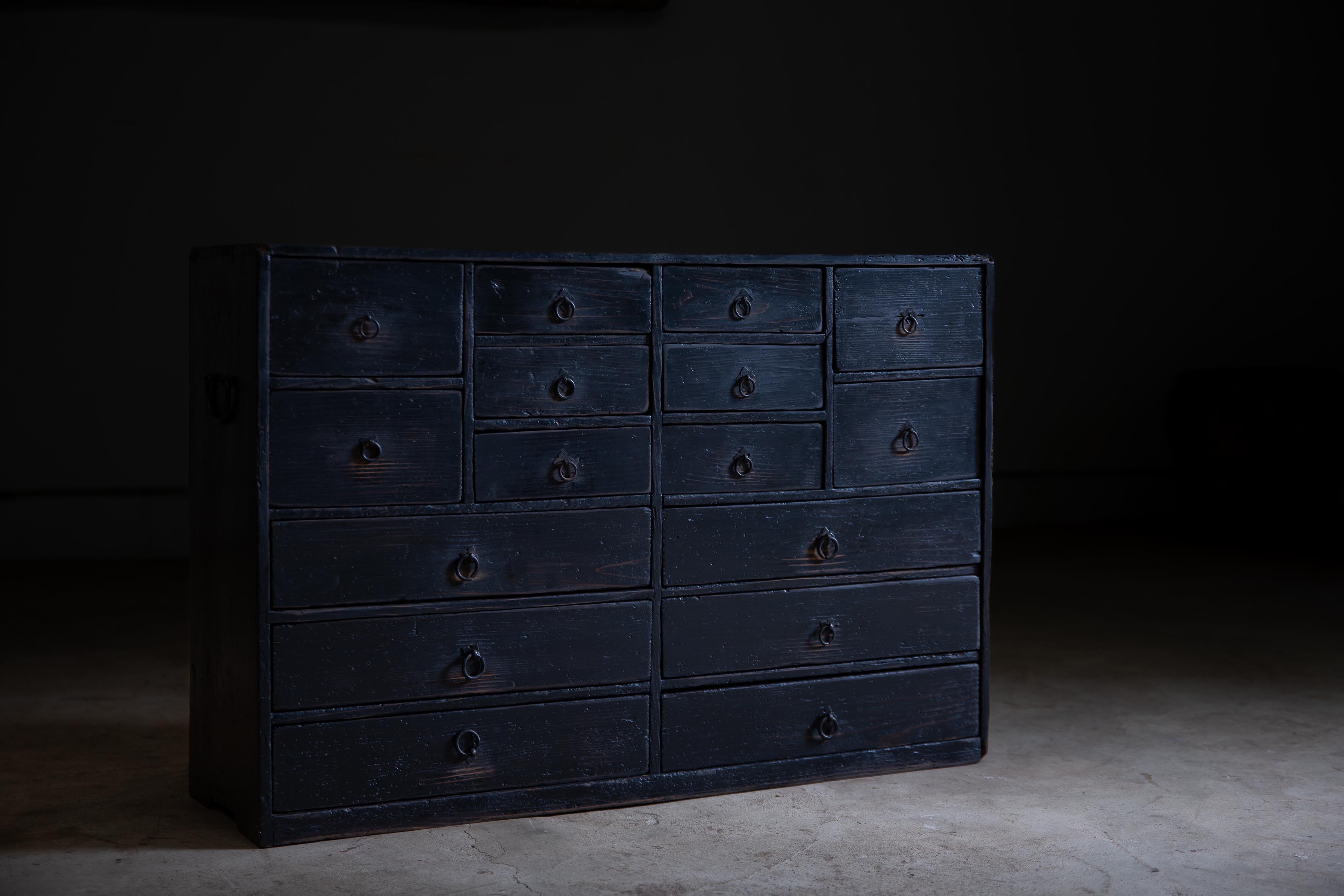 Cassettone giapponese antico wabi sabi del 1860-1910 Urushi nero medio Tansu in vendita 11