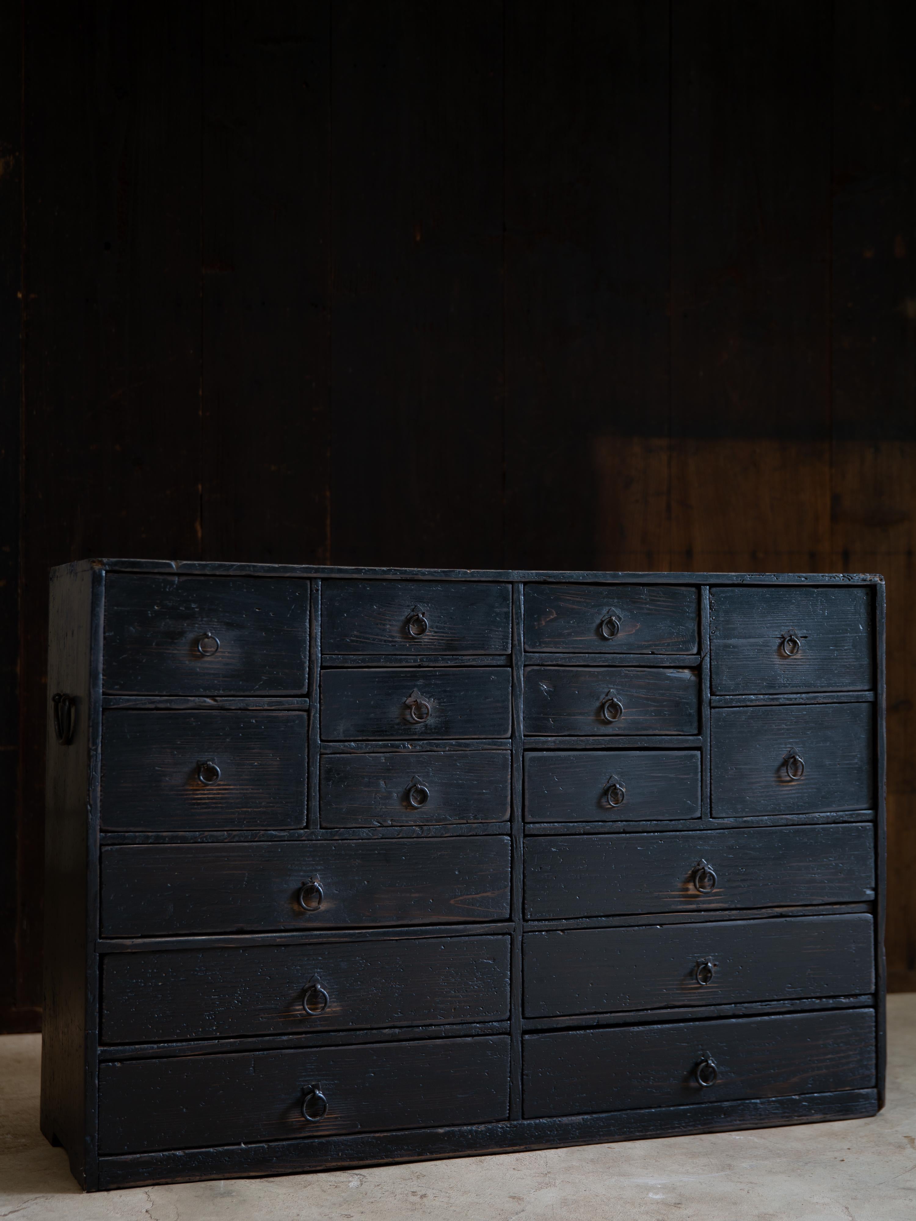 Meiji Cassettone giapponese antico wabi sabi del 1860-1910 Urushi nero medio Tansu in vendita