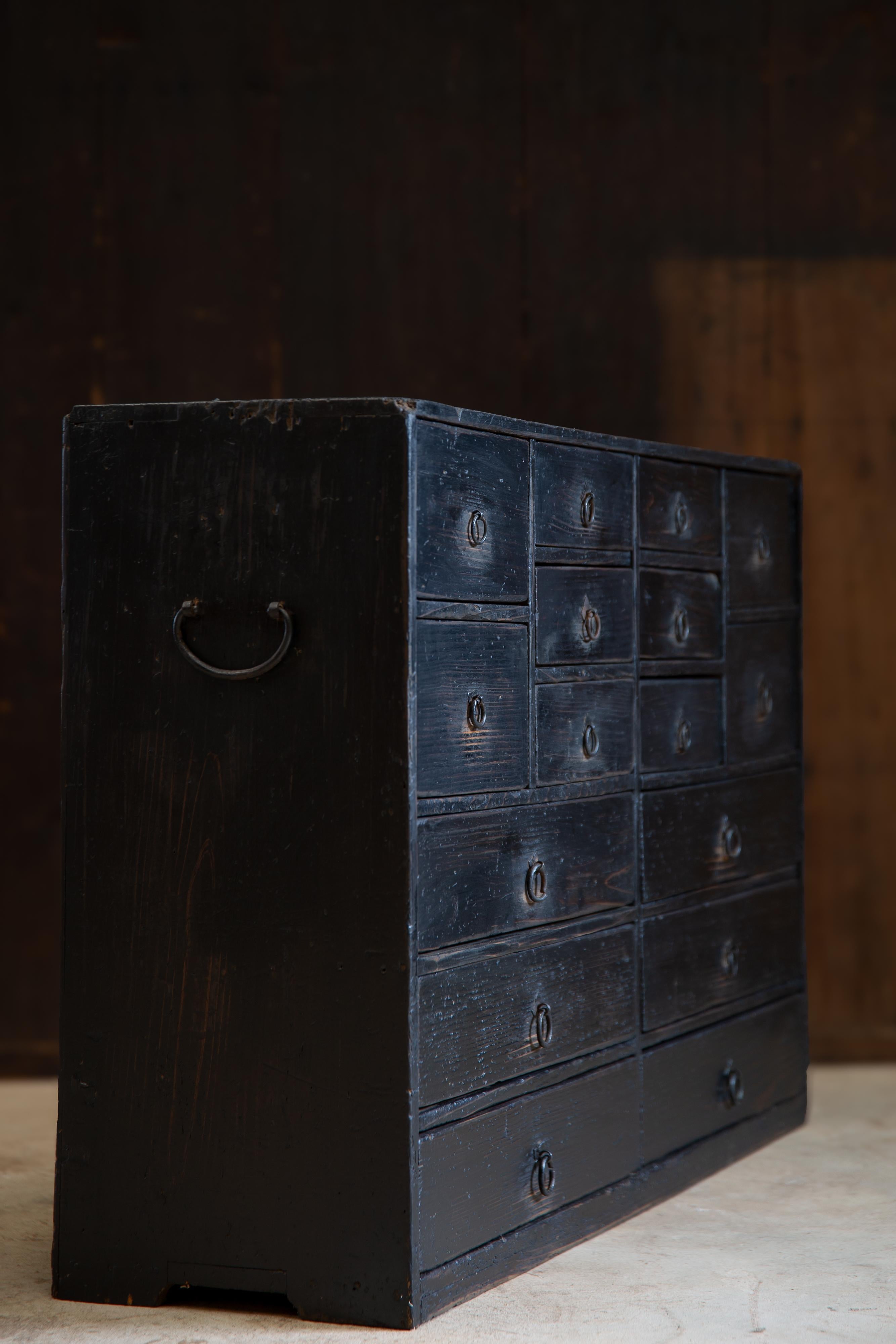 Giapponese Cassettone giapponese antico wabi sabi del 1860-1910 Urushi nero medio Tansu in vendita
