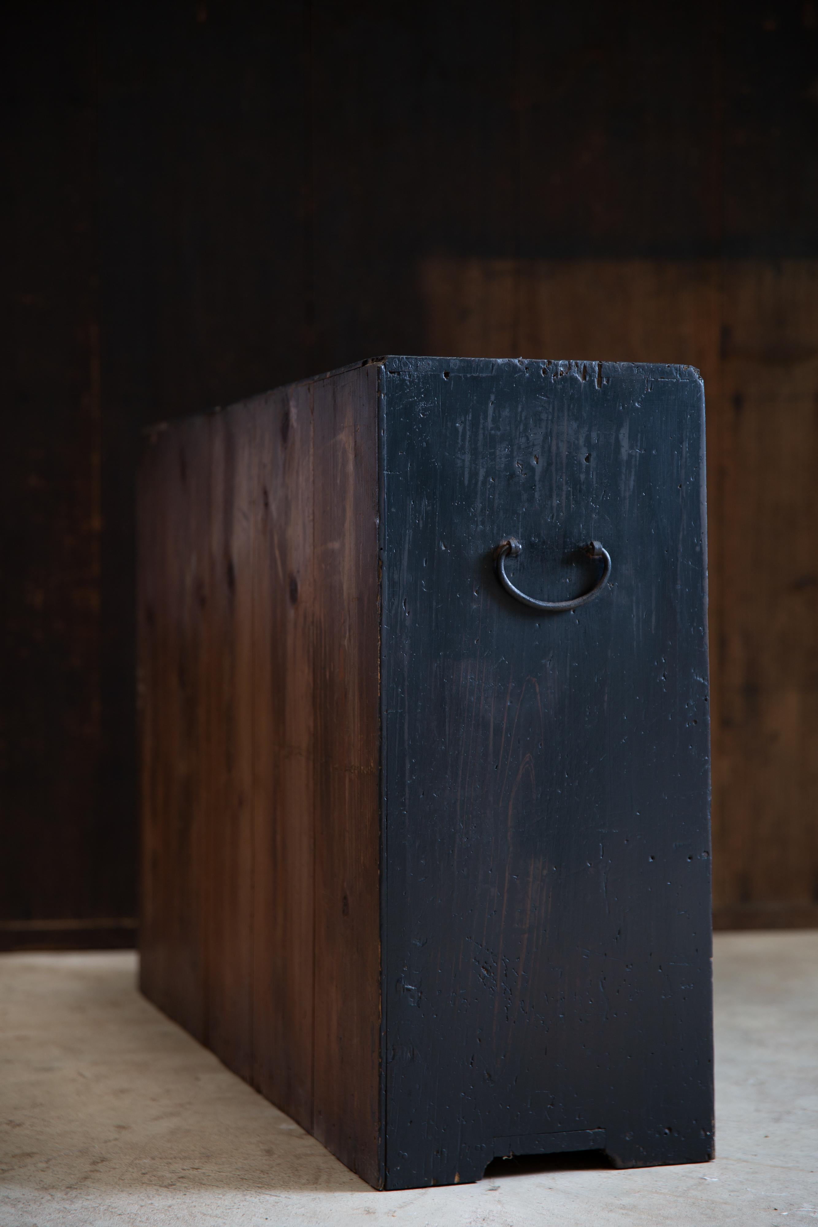 Falegnameria Cassettone giapponese antico wabi sabi del 1860-1910 Urushi nero medio Tansu in vendita
