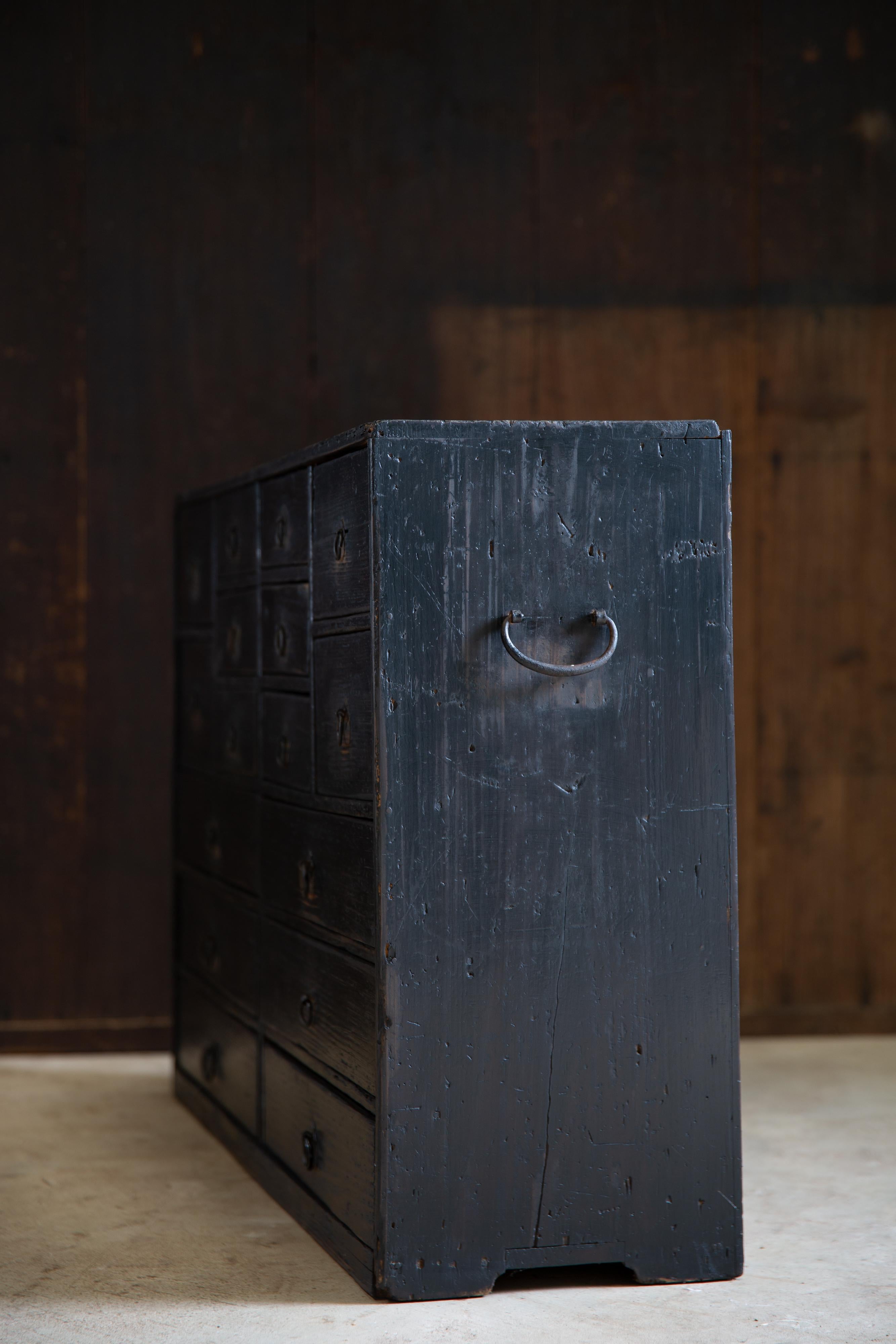 Cassettone giapponese antico wabi sabi del 1860-1910 Urushi nero medio Tansu In condizioni buone in vendita a 常陸大宮市, JP
