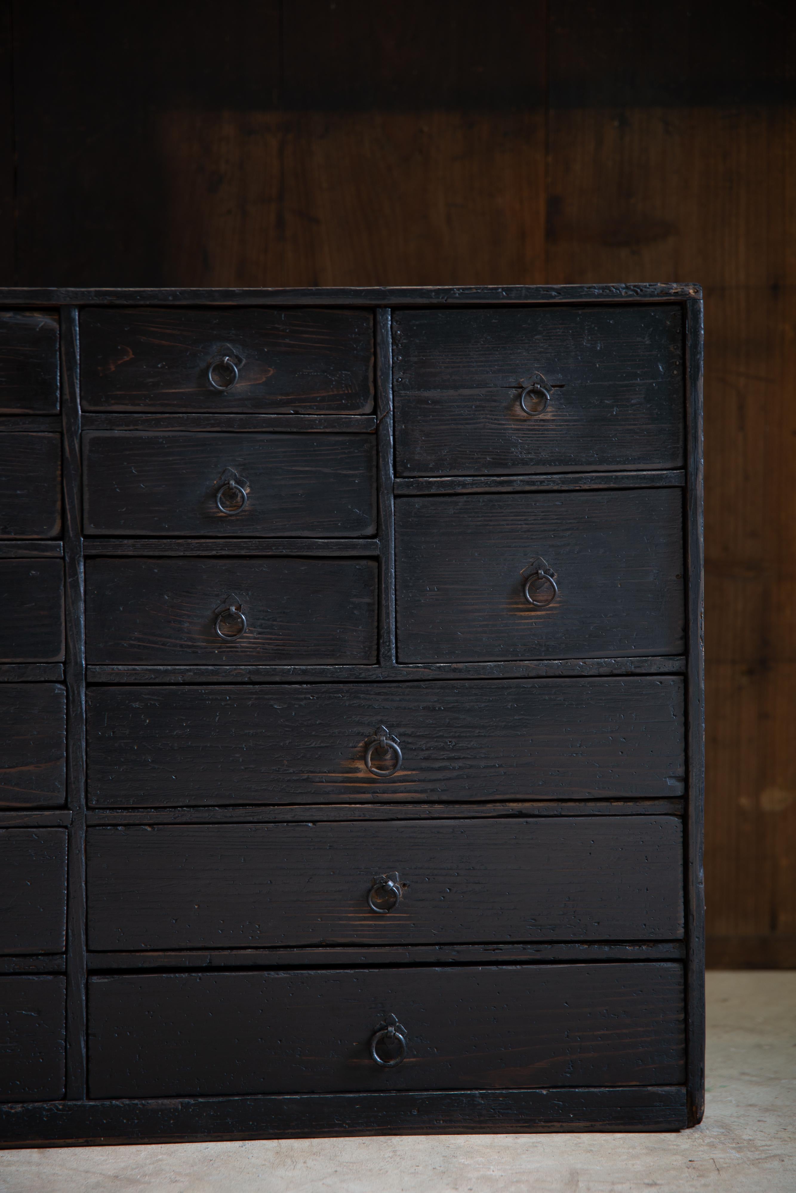 Cassettone giapponese antico wabi sabi del 1860-1910 Urushi nero medio Tansu in vendita 1