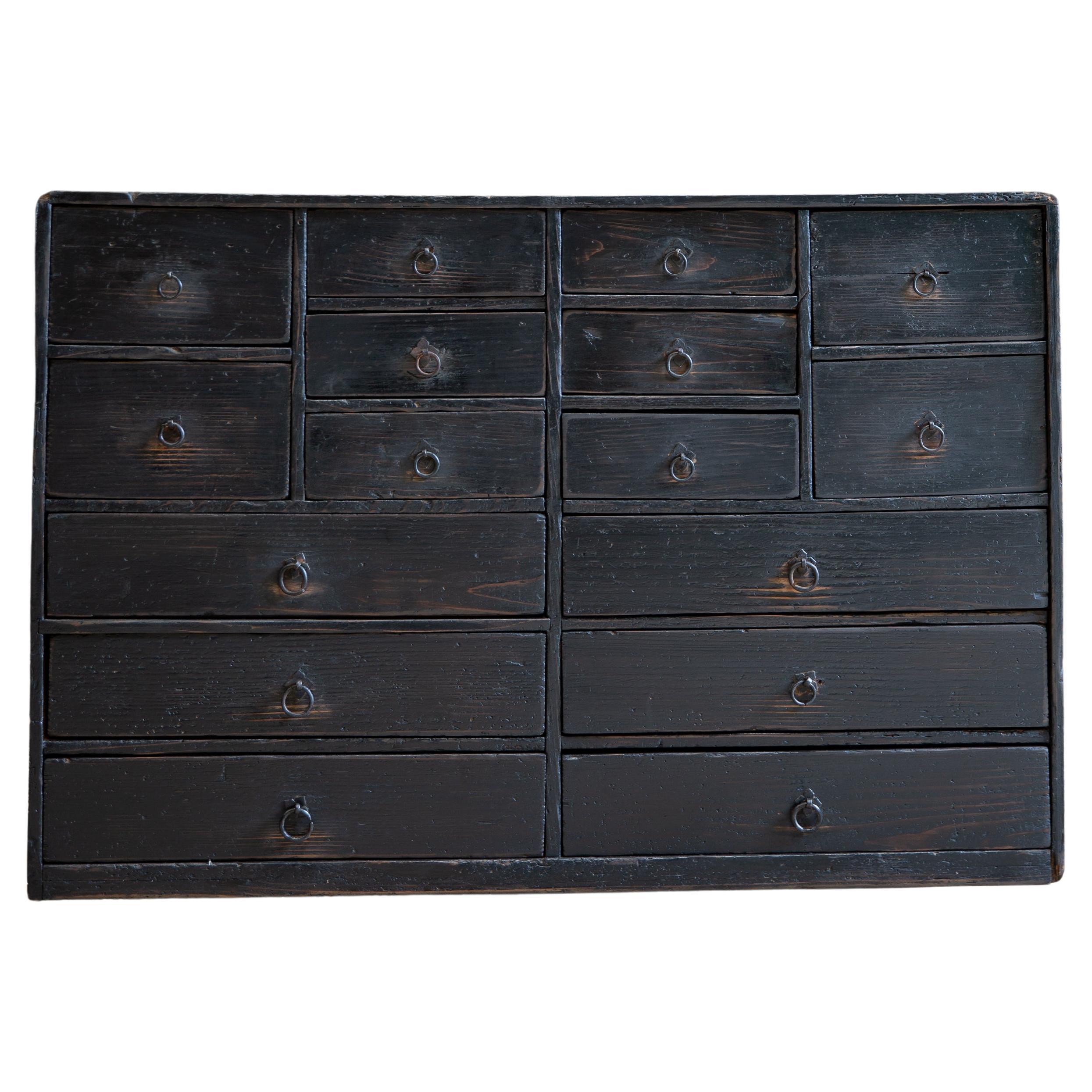 Cassettone giapponese antico wabi sabi del 1860-1910 Urushi nero medio Tansu in vendita