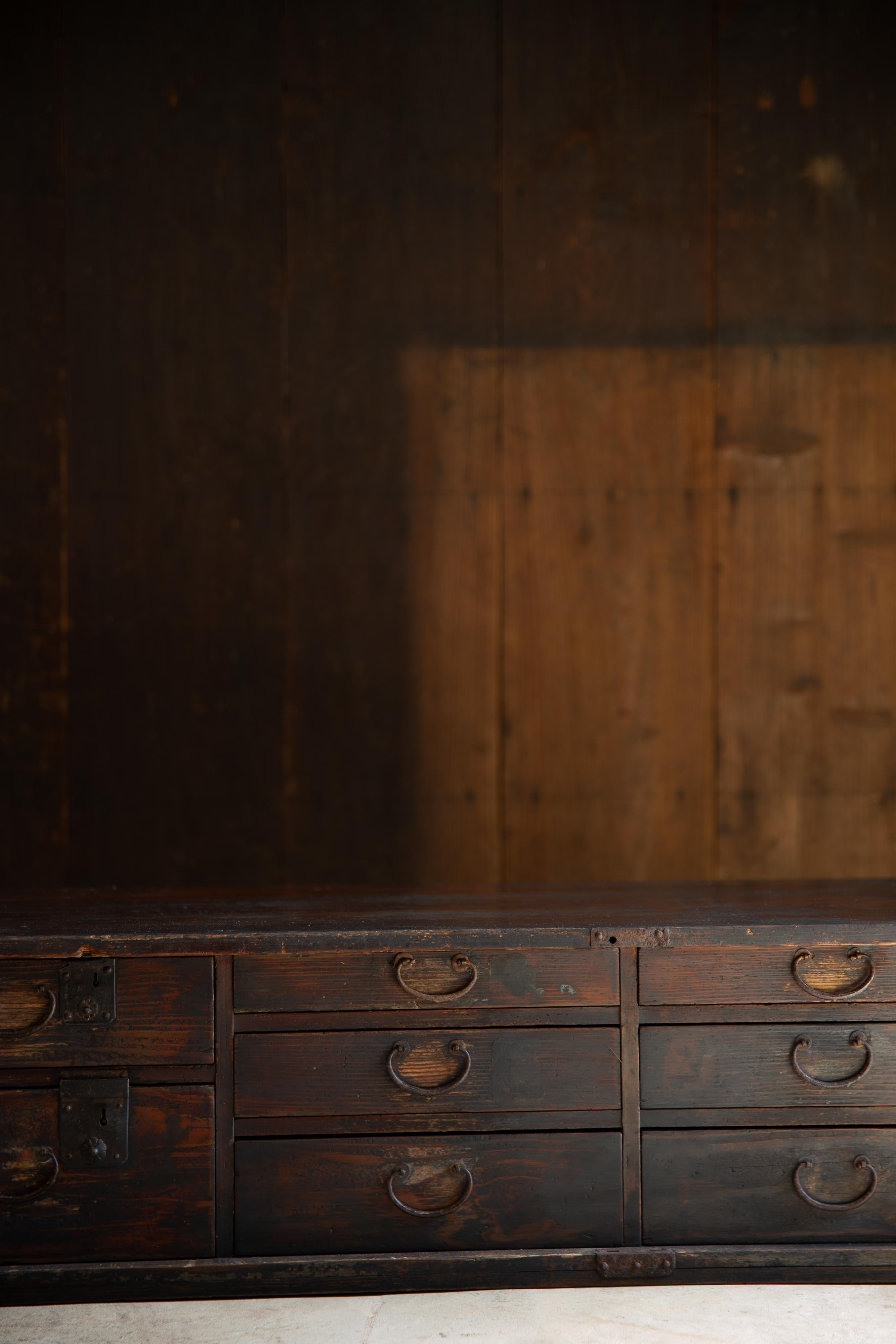 1860s-1910s Meiji Japanese antique wabi sabi Urushi mid Tansu chest of drawers For Sale 4