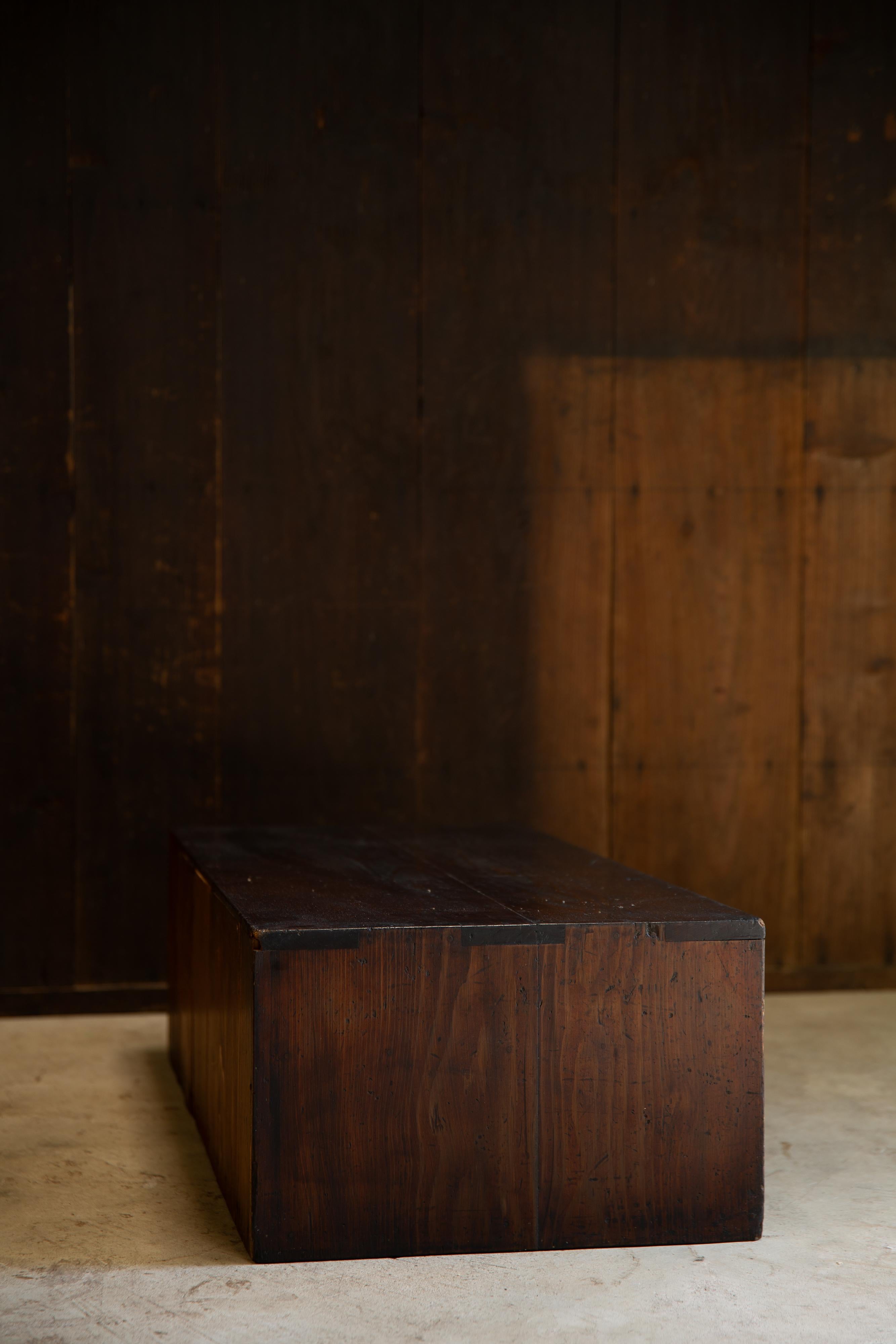 1860s-1910s Meiji Japanese antique wabi sabi Urushi mid Tansu chest of drawers For Sale 6