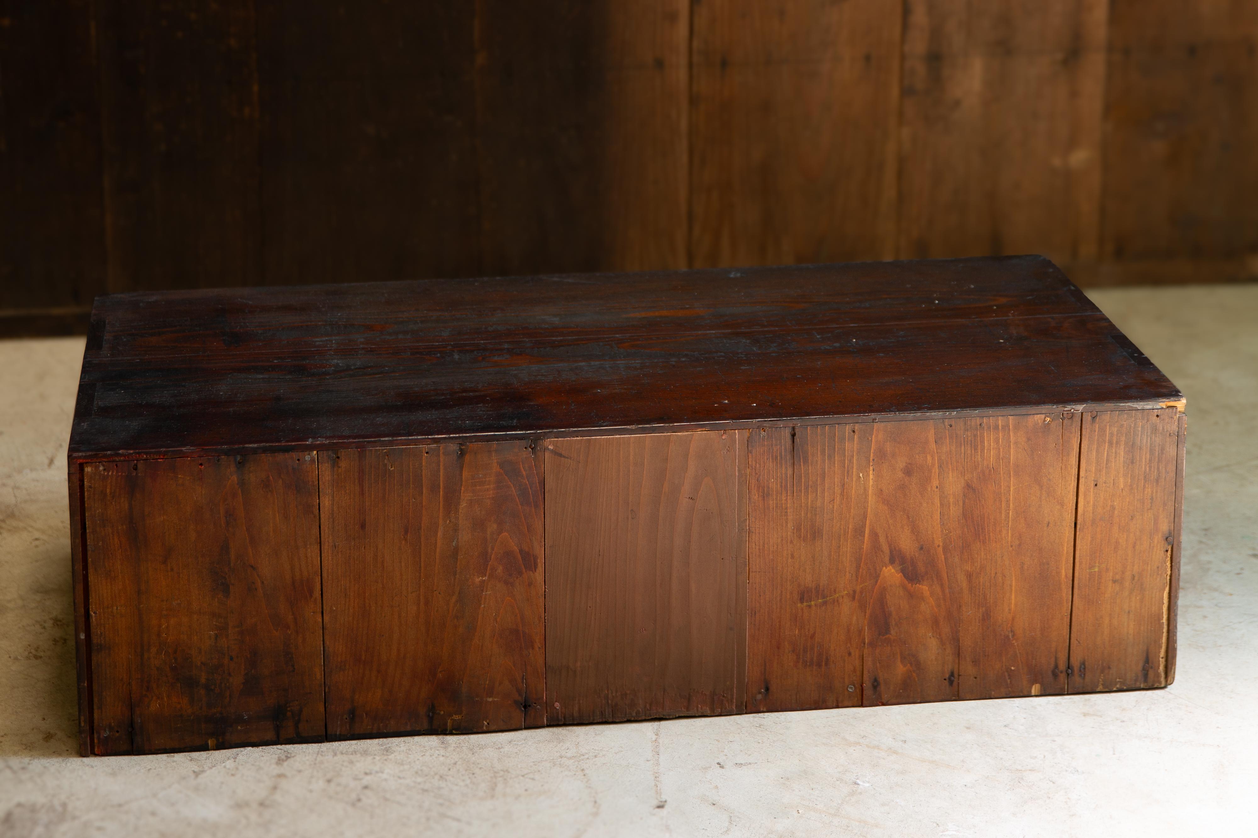 1860s-1910s Meiji Japanese antique wabi sabi Urushi mid Tansu chest of drawers For Sale 7