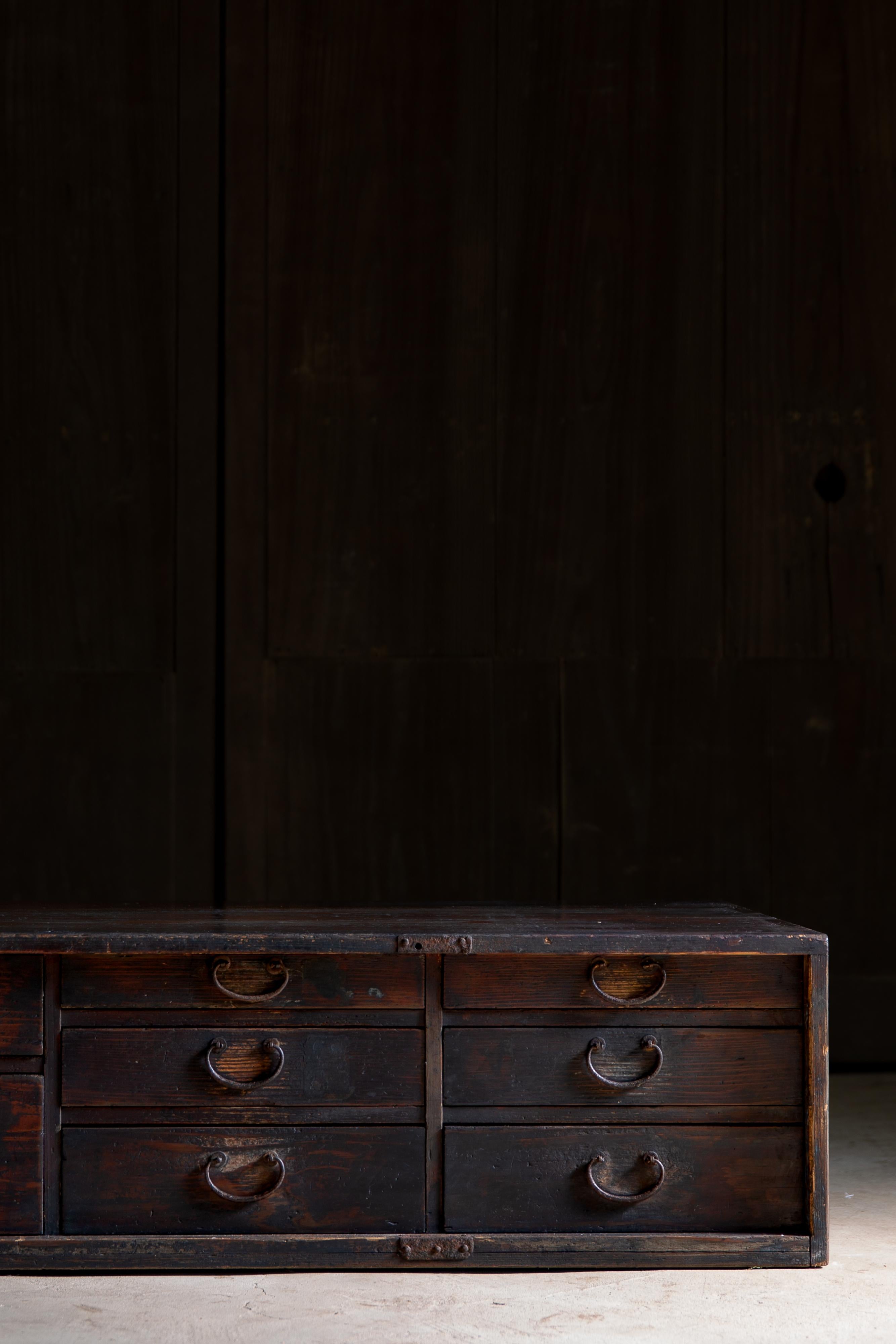 1860er-1910er Jahre Meiji Japanische antike wabi sabi Urushi mittel Tansu Kommode im Zustand „Gut“ im Angebot in 常陸大宮市, JP