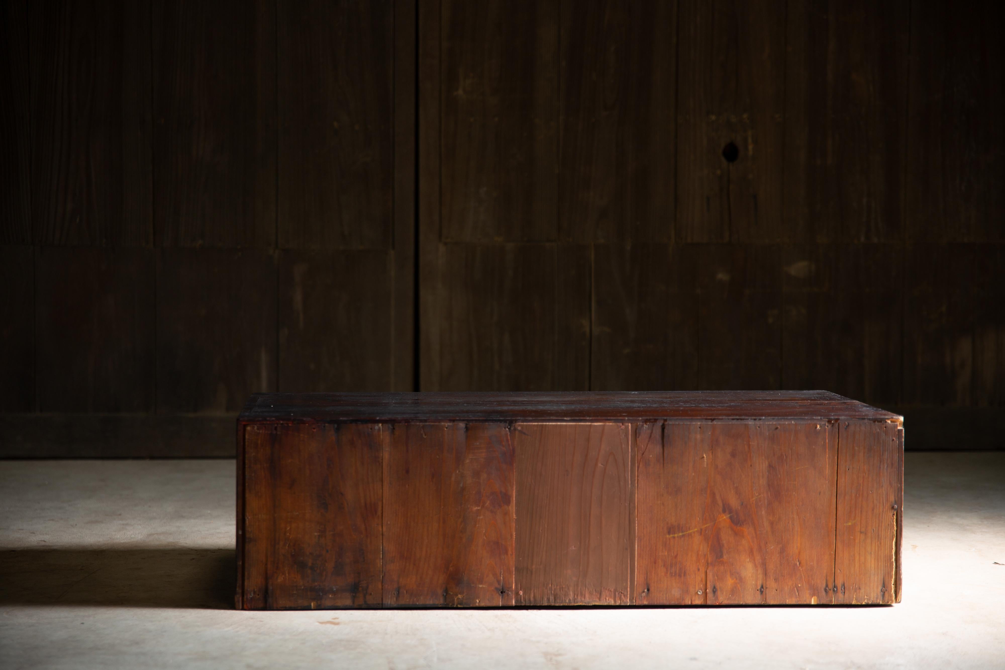 1860er-1910er Jahre Meiji Japanische antike wabi sabi Urushi mittel Tansu Kommode im Angebot 2