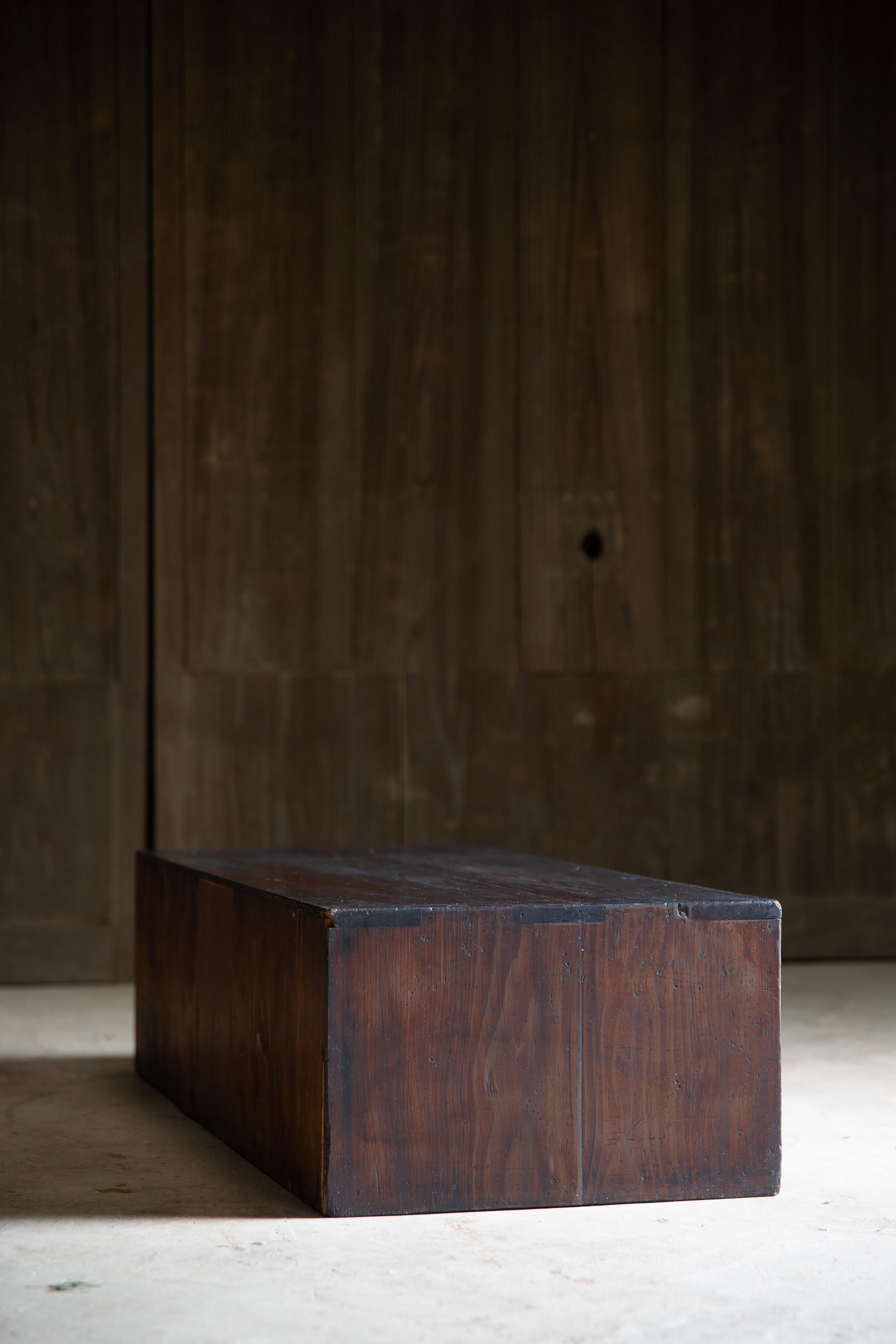 1860er-1910er Jahre Meiji Japanische antike wabi sabi Urushi mittel Tansu Kommode (Holz) im Angebot