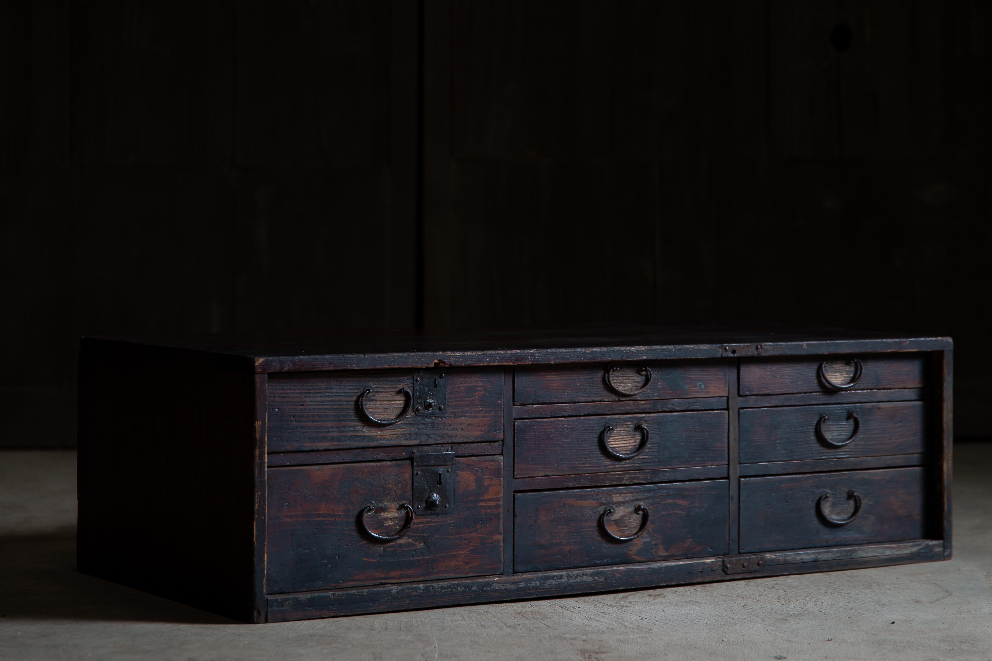 1860er-1910er Jahre Meiji Japanische antike wabi sabi Urushi mittel Tansu Kommode (Lackiert) im Angebot