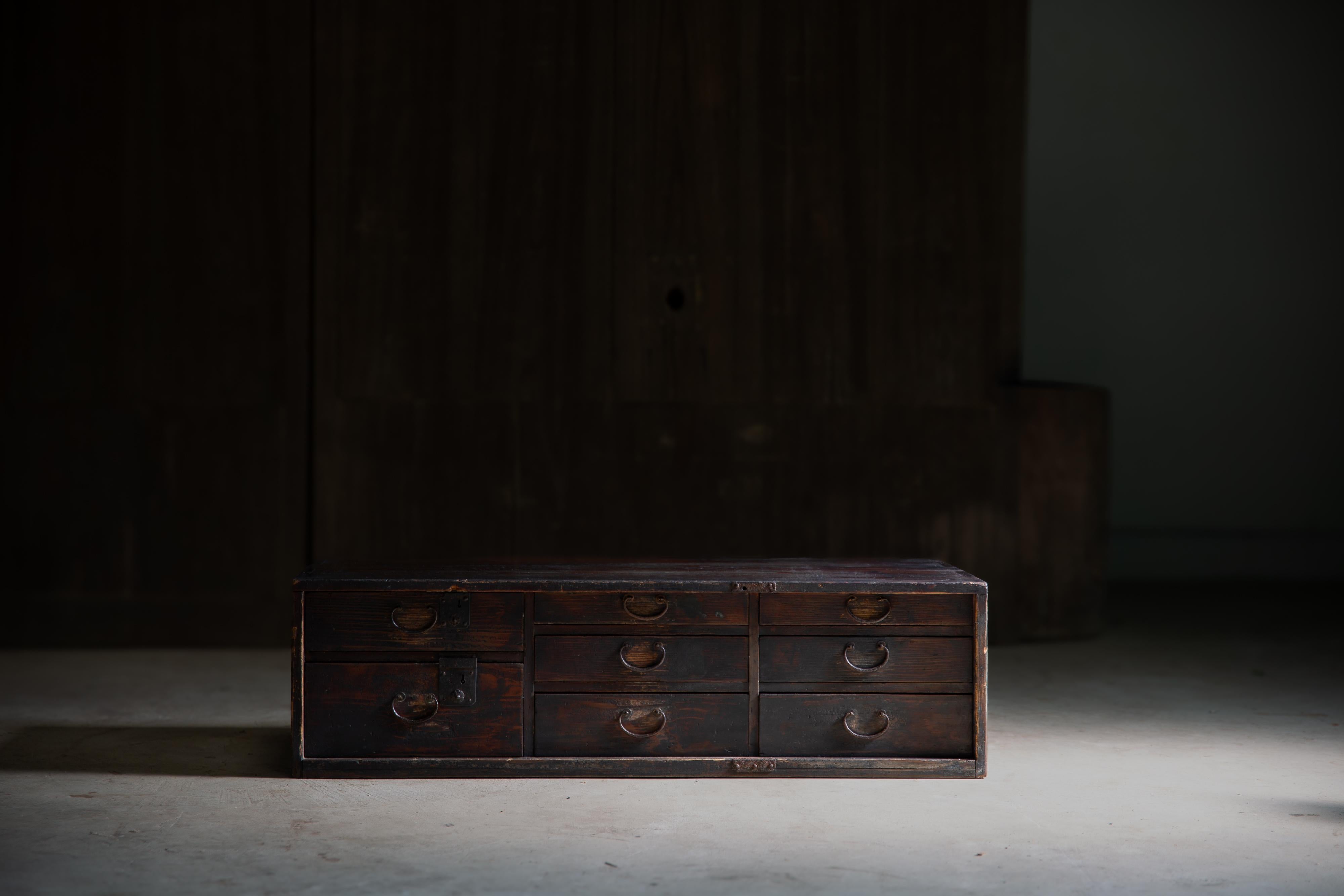 1860er-1910er Jahre Meiji Japanische antike wabi sabi Urushi mittel Tansu Kommode im Angebot 12