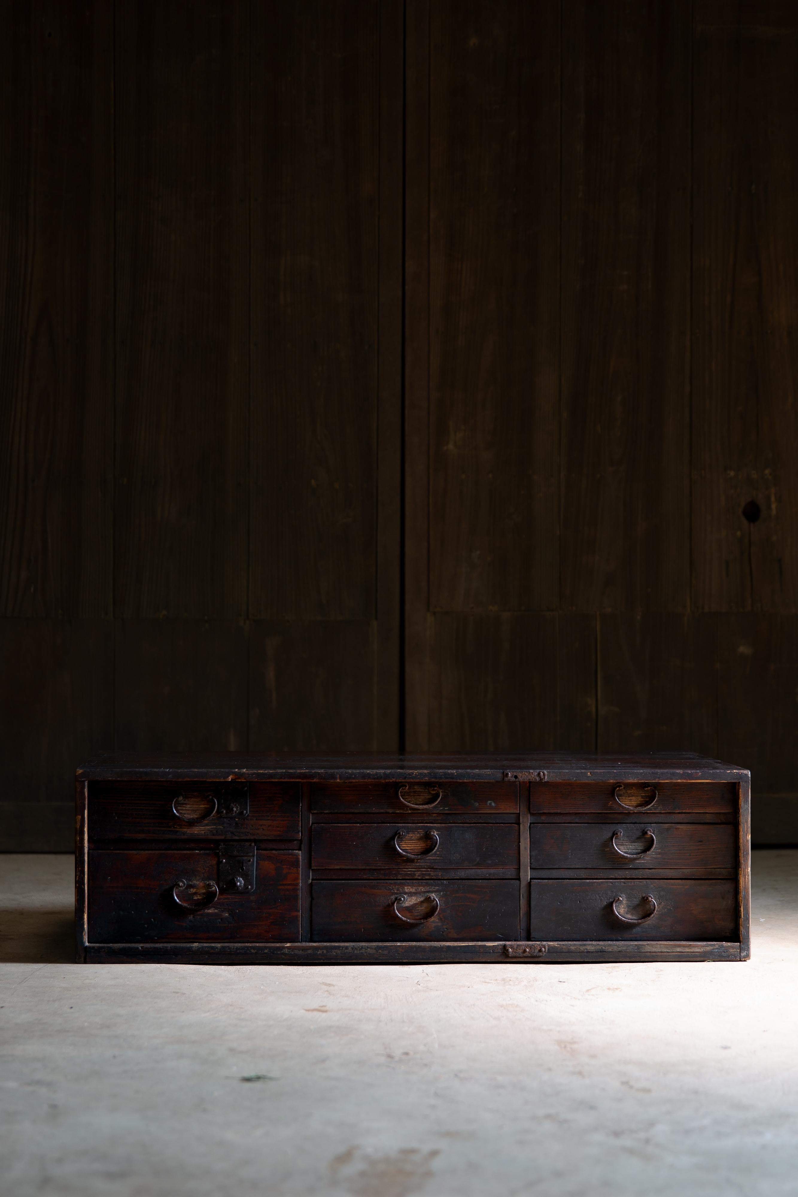 Aus der Region Tohoku, Japan. 
Diese mittelgroße, dunkelrotbraun lackierte Tansu-Kommode aus Urushi ist ein Produkt der Meiji-Periode (1868-1912), Schätzung nach Stil und Zustand. Hergestellt aus hochwertigem Sugi-Zedernholz.

Ursprünglich mit