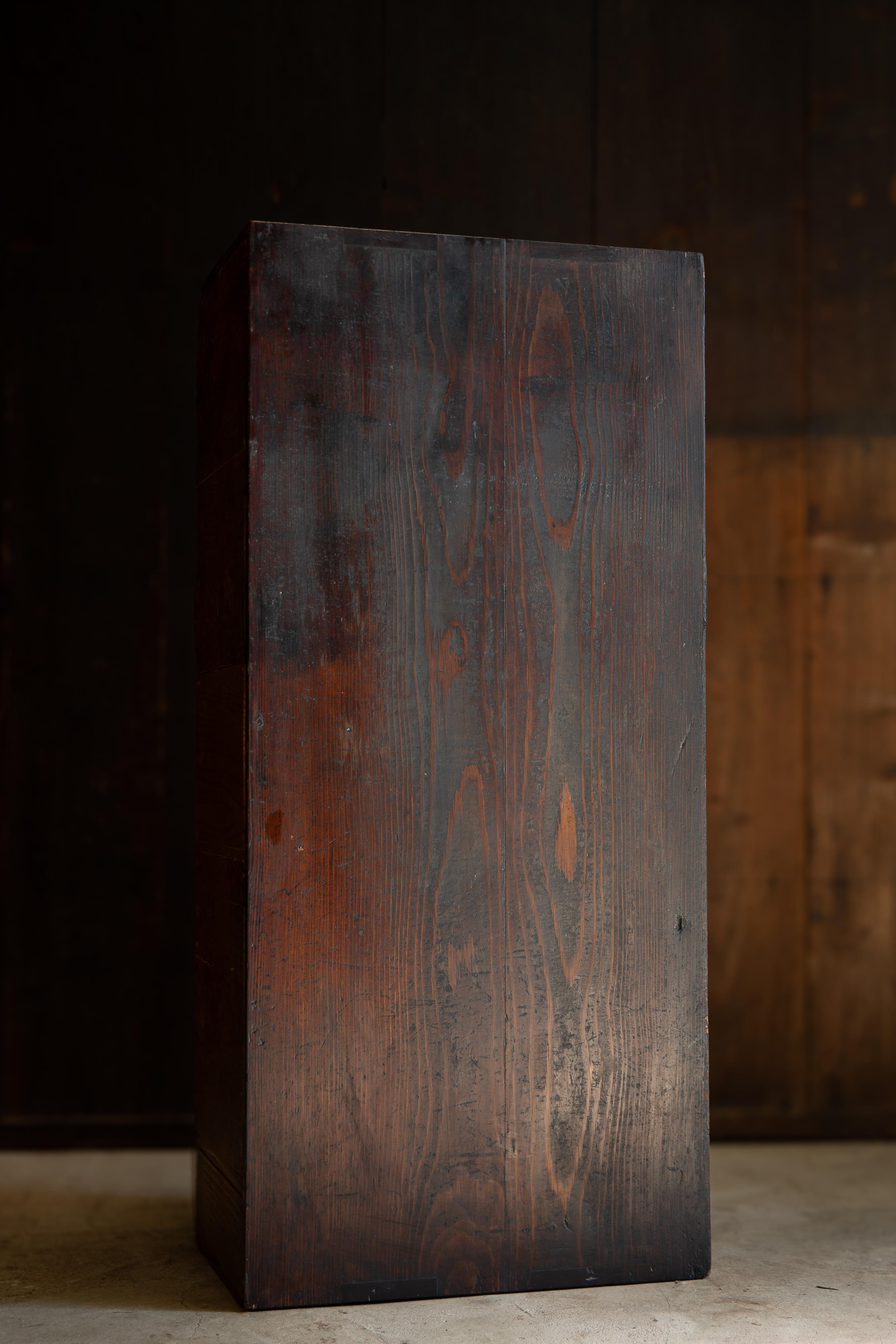 1860s-1910s Meiji Japanese antique wabi sabi Urushi mid Tansu chest of drawers For Sale 14