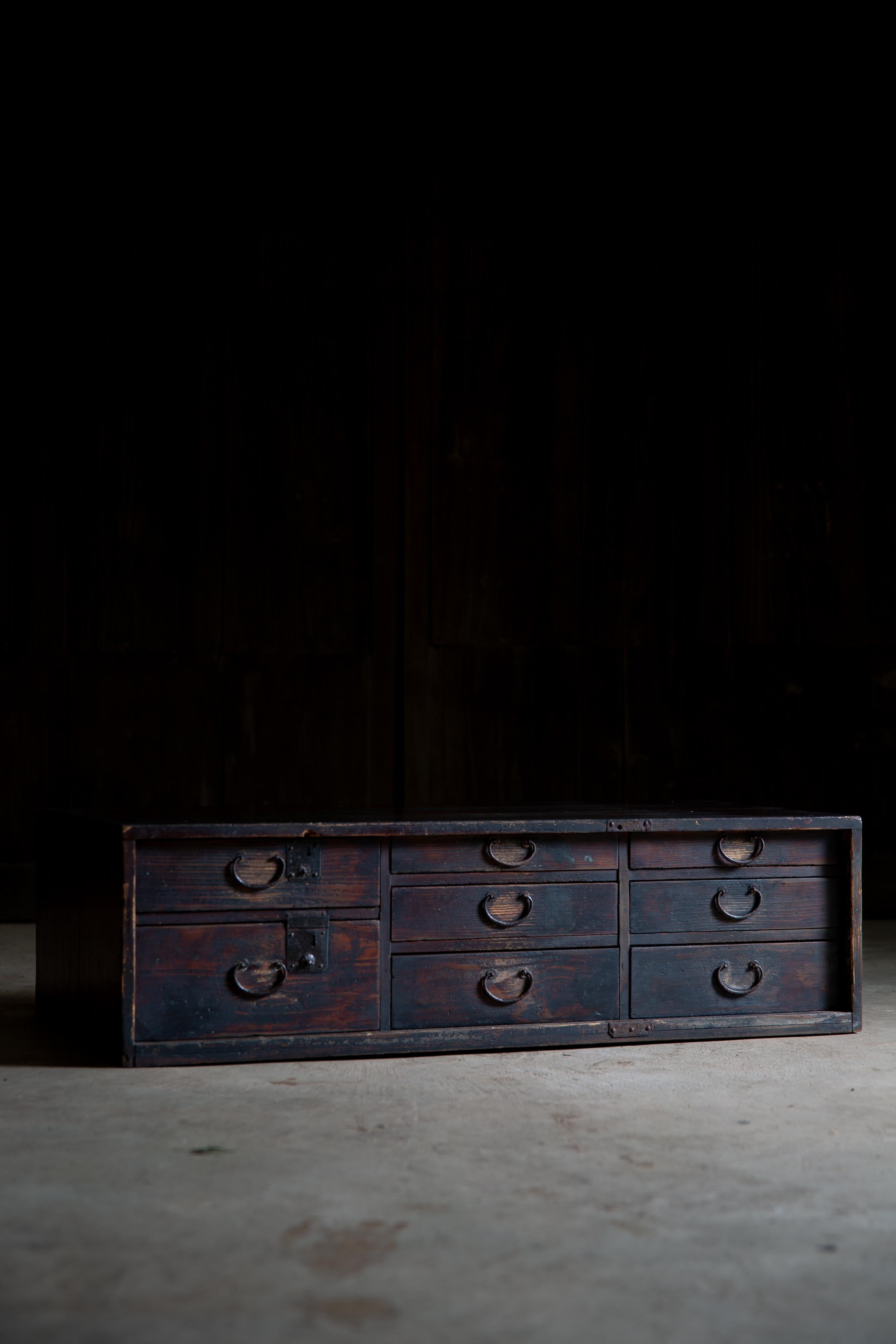 1860er-1910er Jahre Meiji Japanische antike wabi sabi Urushi mittel Tansu Kommode (Meiji-Periode) im Angebot
