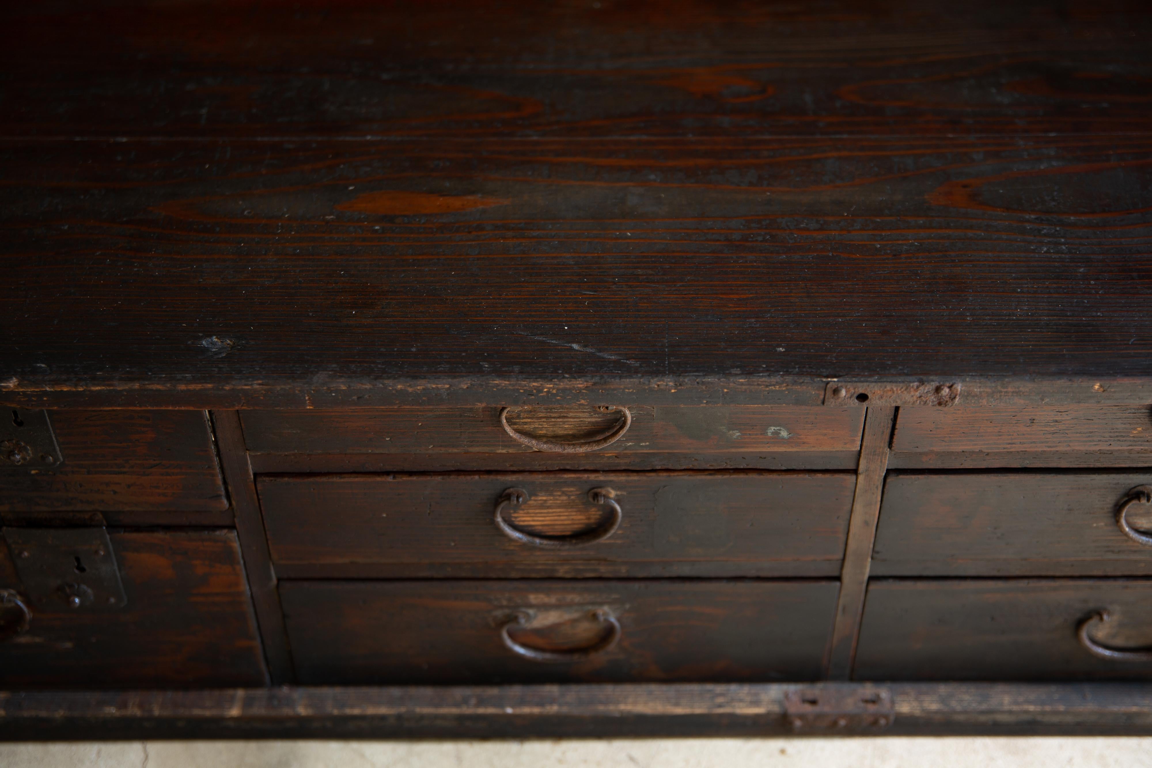 1860s-1910s Meiji Japanese antique wabi sabi Urushi mid Tansu chest of drawers In Good Condition For Sale In 常陸大宮市, JP