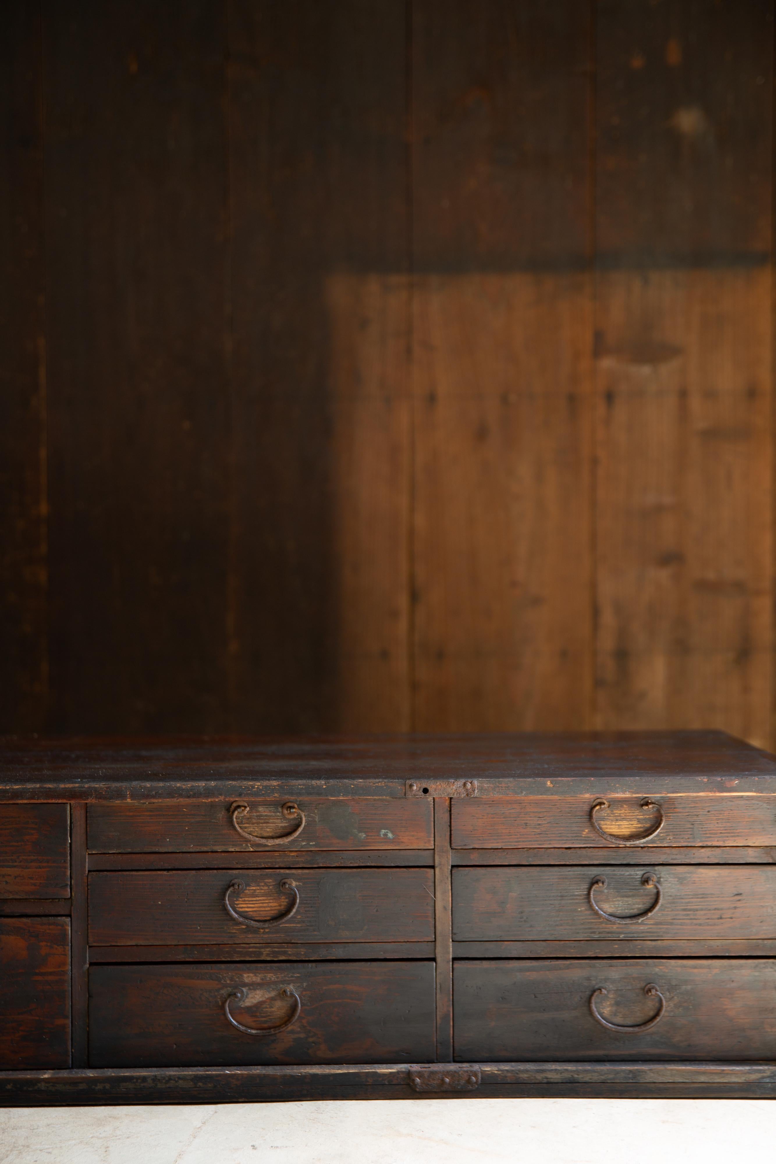 1860s-1910s Meiji Japanese antique wabi sabi Urushi mid Tansu chest of drawers For Sale 2