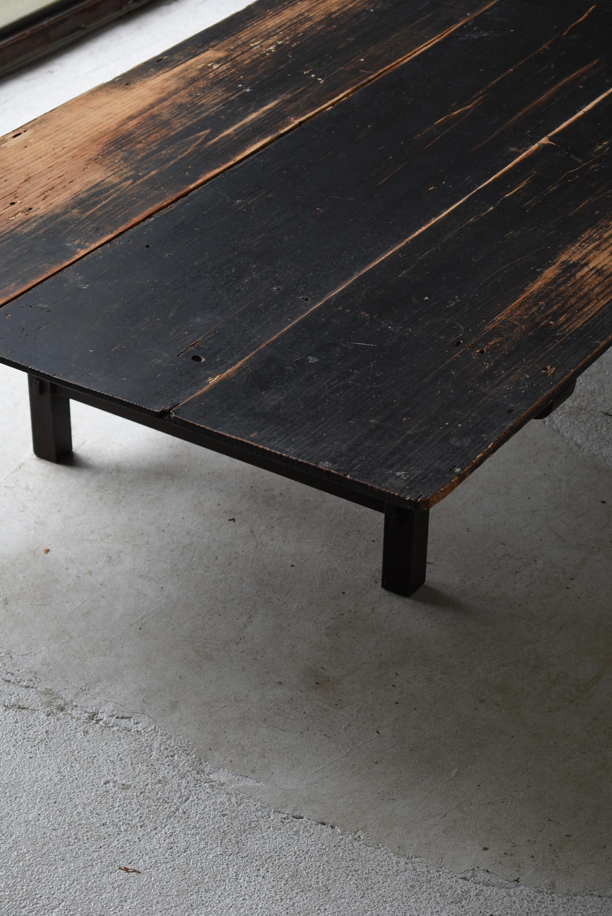 It is a low table of the Meiji period (1860-1920).
Originally, the lifestyle on the floor was basic in Japan.
Since 1920, foreign cultures have entered Japan, reducing the lifestyle of sitting on the floor.
As a result, you no longer need such a